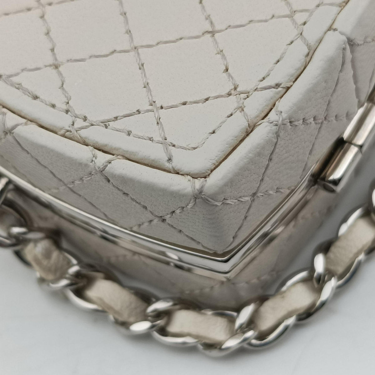 Vintage Chanel Make up box White Leather AP2425 shoulderbag | stylenewstar