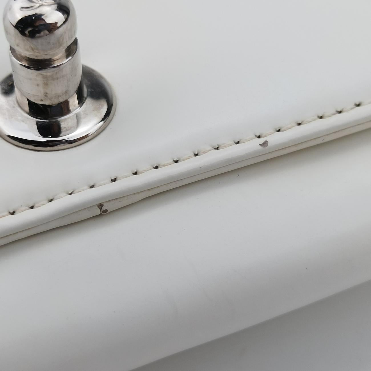 BOY CHANELWhiteLeatherA6702116569210ボーイシャネルホワイトレザーA6702116569210