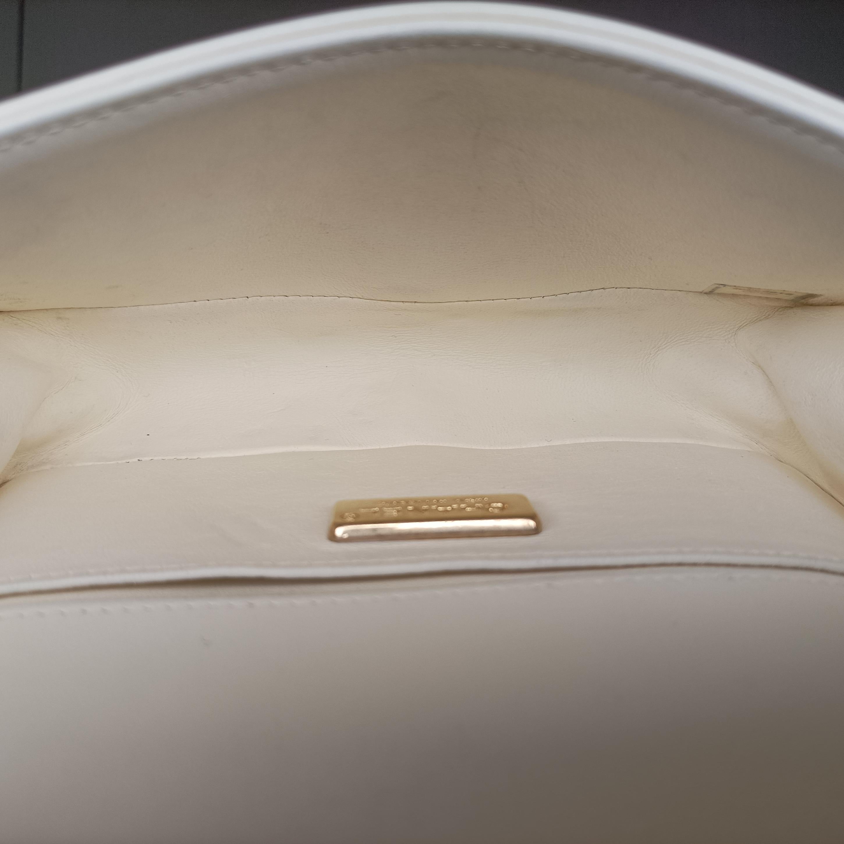 BOY CHANEL White Leather × Fur A67085 21959695ボーイシャネル ホワイト レザー × ファー Leather × Fur A67085 21959695