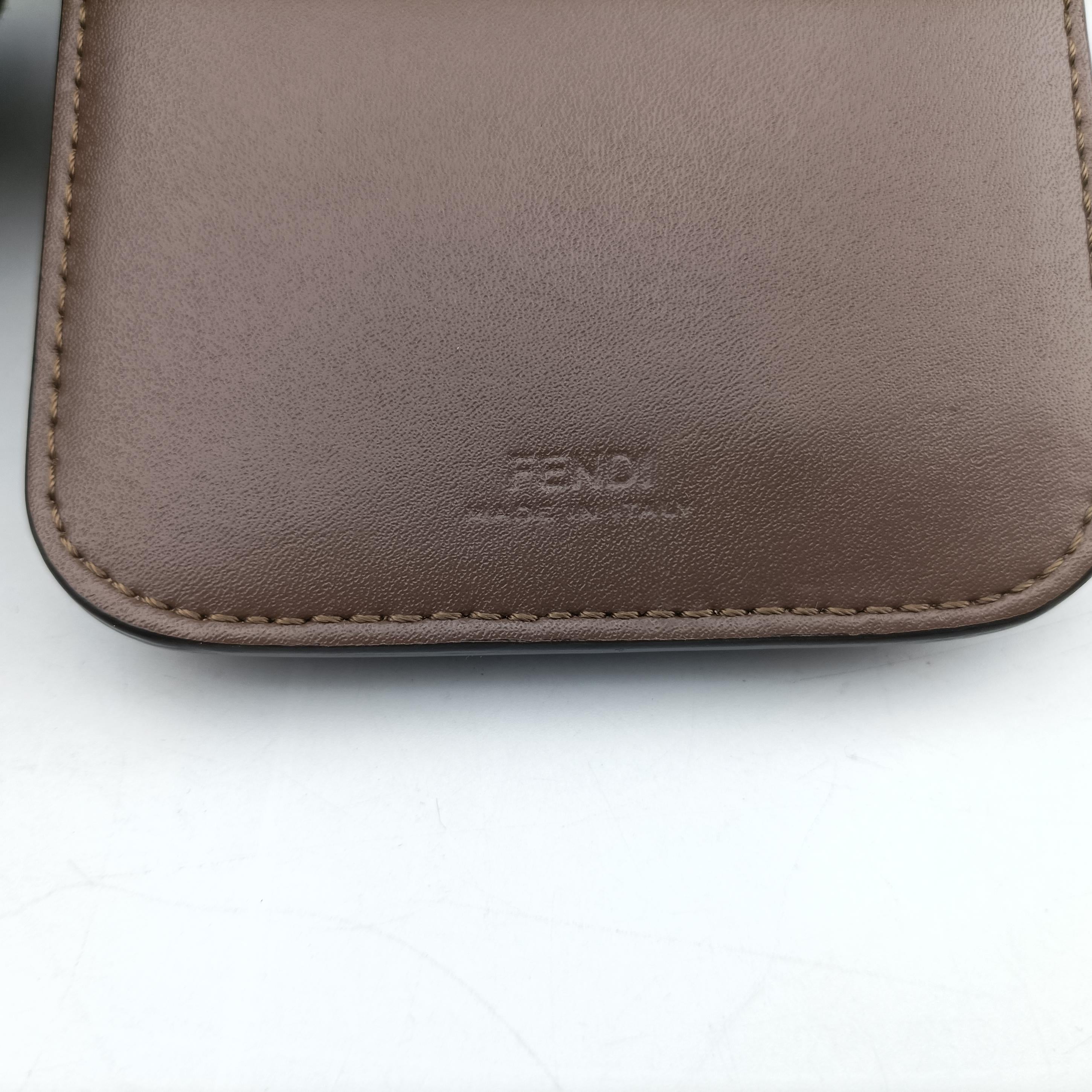 F is smartphone pouch Brown Leather 8M0443 8M0443-AAFM-229-2449エフイズ スマホポーチ ブラウン レザー 8M0443 8M0443-AAFM-229-2449