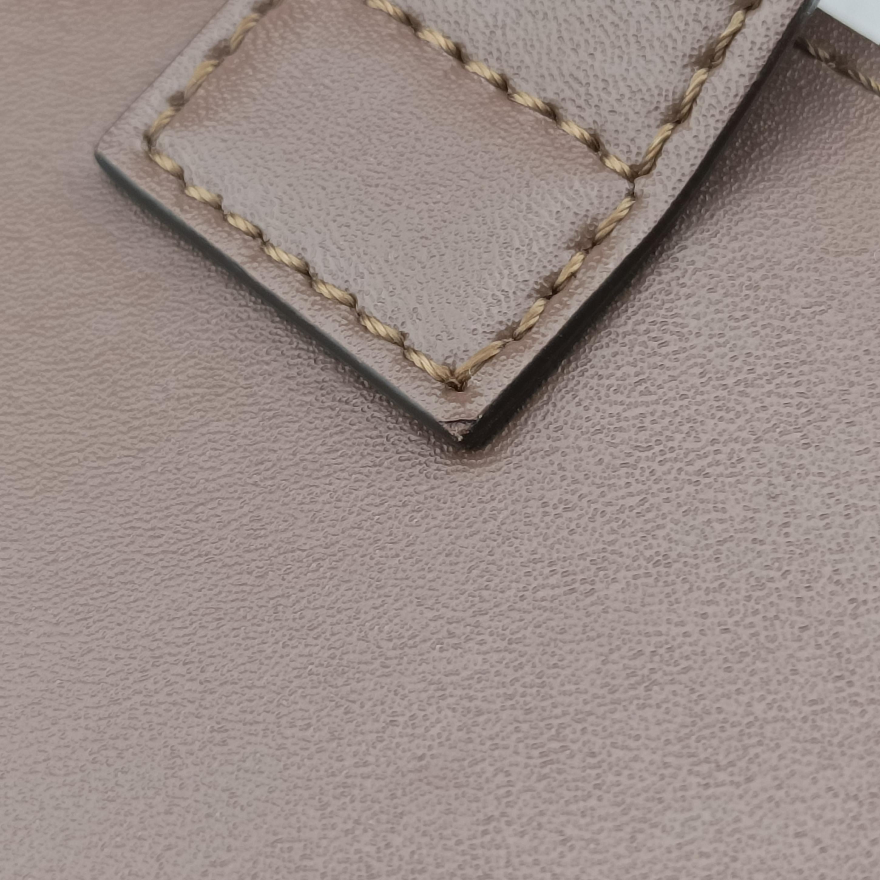 F is smartphone pouch Brown Leather 8M0443 8M0443-AAFM-229-2449エフイズ スマホポーチ ブラウン レザー 8M0443 8M0443-AAFM-229-2449