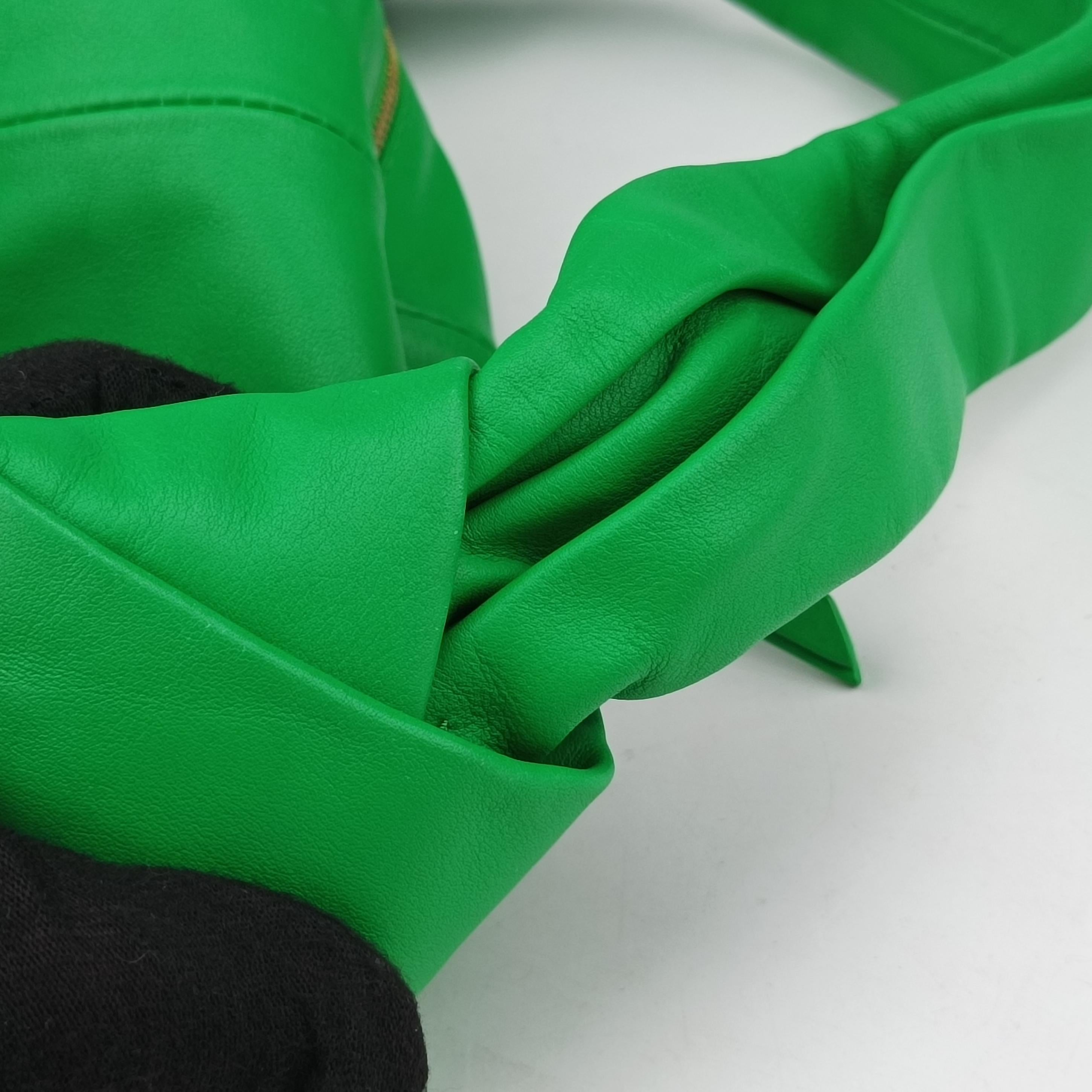 Double Knot Green lambskin P02569837Yダブルノット グリーン ラムスキン P02569837Y