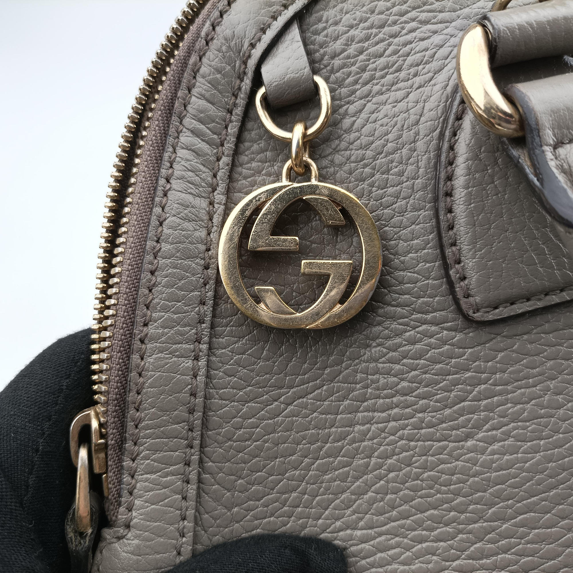 Interlocking G charm Dome Grey Leather 449662 B022469098インターロッキングG チャーム ドーム グレー レザー 449662 B022469098