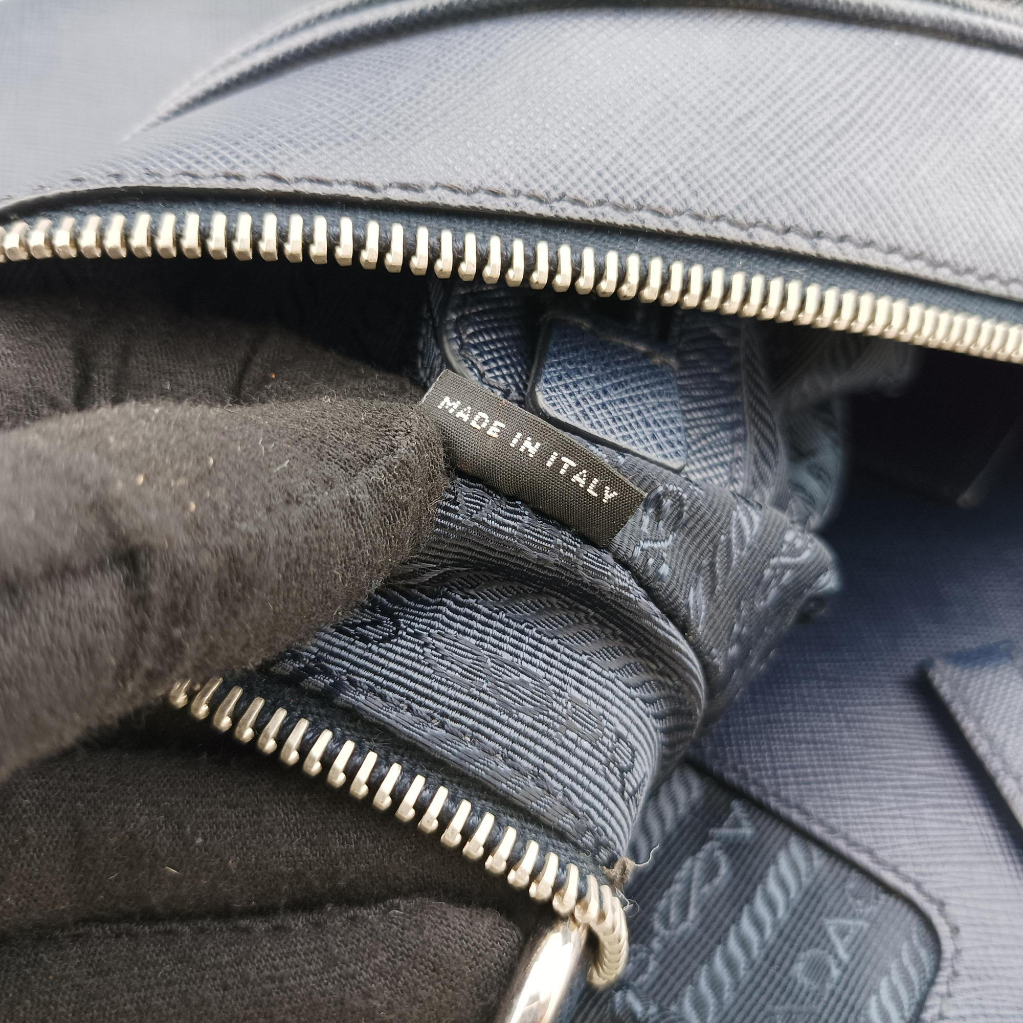 Triangle Logo Plate Navy Saffiano Leather 164 7/R三角 ロゴ プレート ブルーブラック サフィアーノレザー 164 7/R