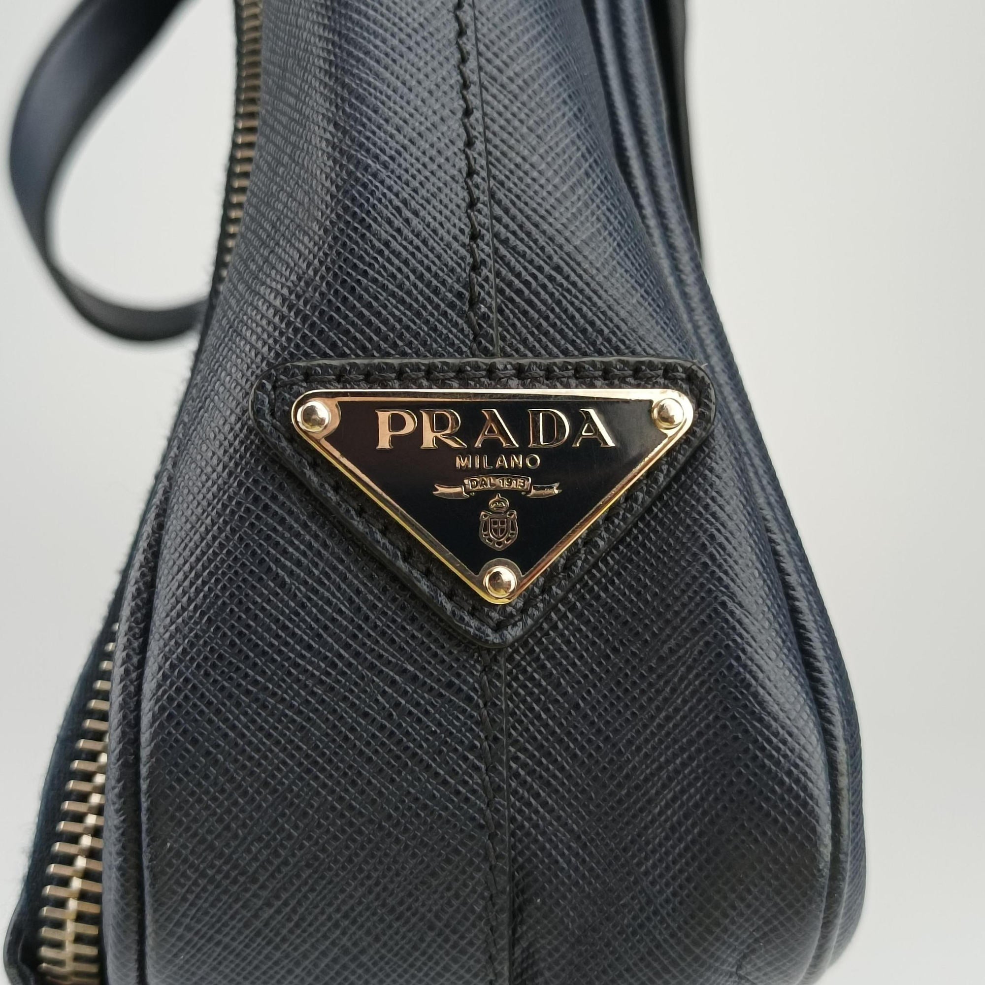 Triangle Logo Plate Navy Saffiano Leather 164 7/R三角 ロゴ プレート ブルーブラック サフィアーノレザー 164 7/R