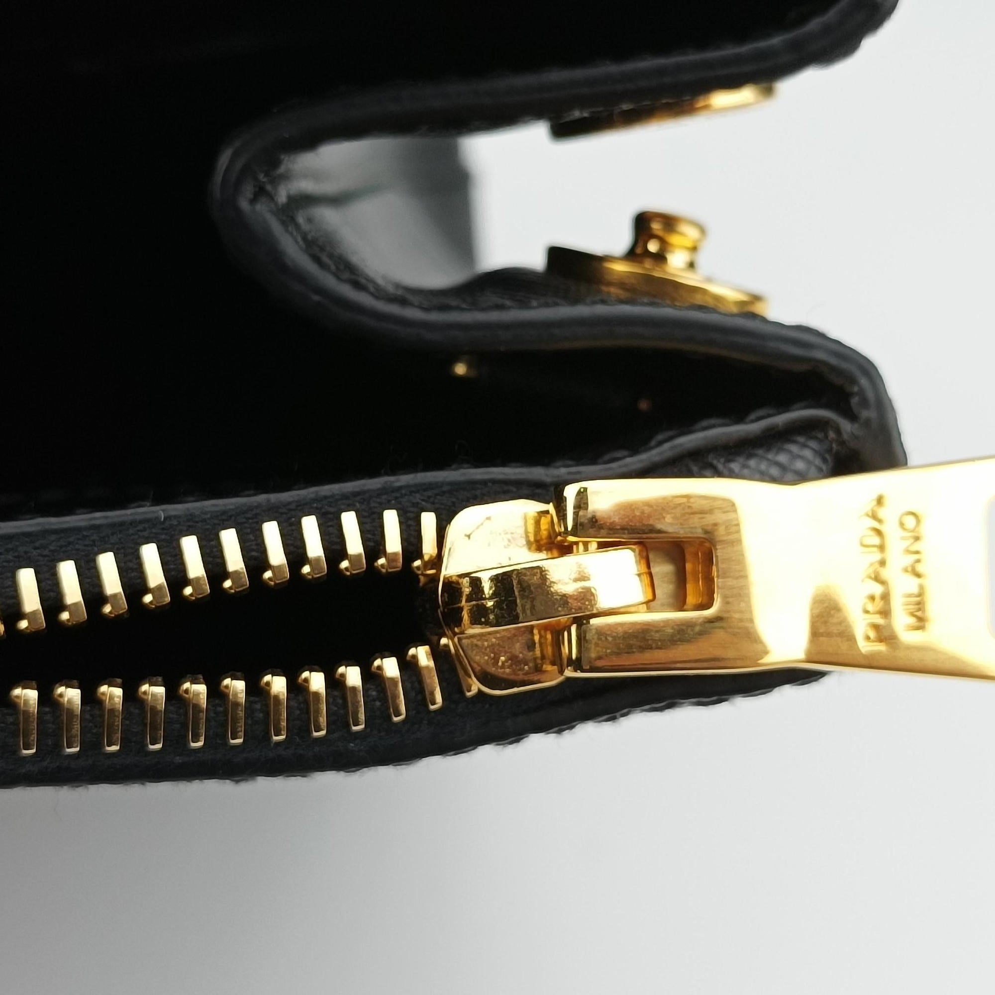 Galleria Black SAFFIANO Leather 1BA274 25ガレリア ブラック サフィアーノレザー 1BA274 25