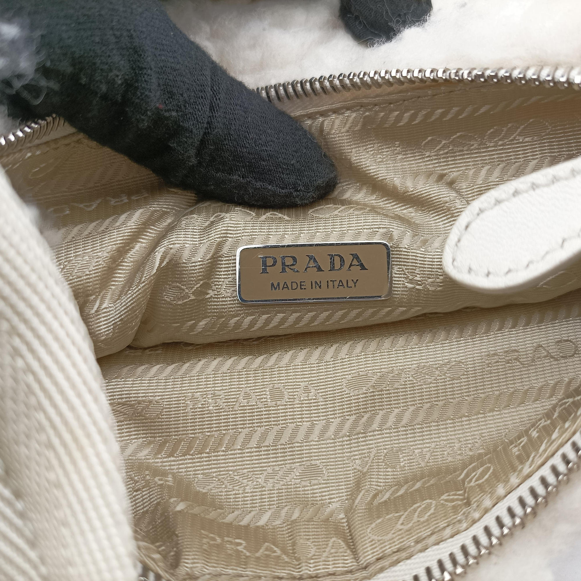 Re-Edition 2000 White Sheep Fur × Nylon Trims 1NE515 31/A3リエディション 2000 ホワイト シープファー × テスート 1NE515 31/A3