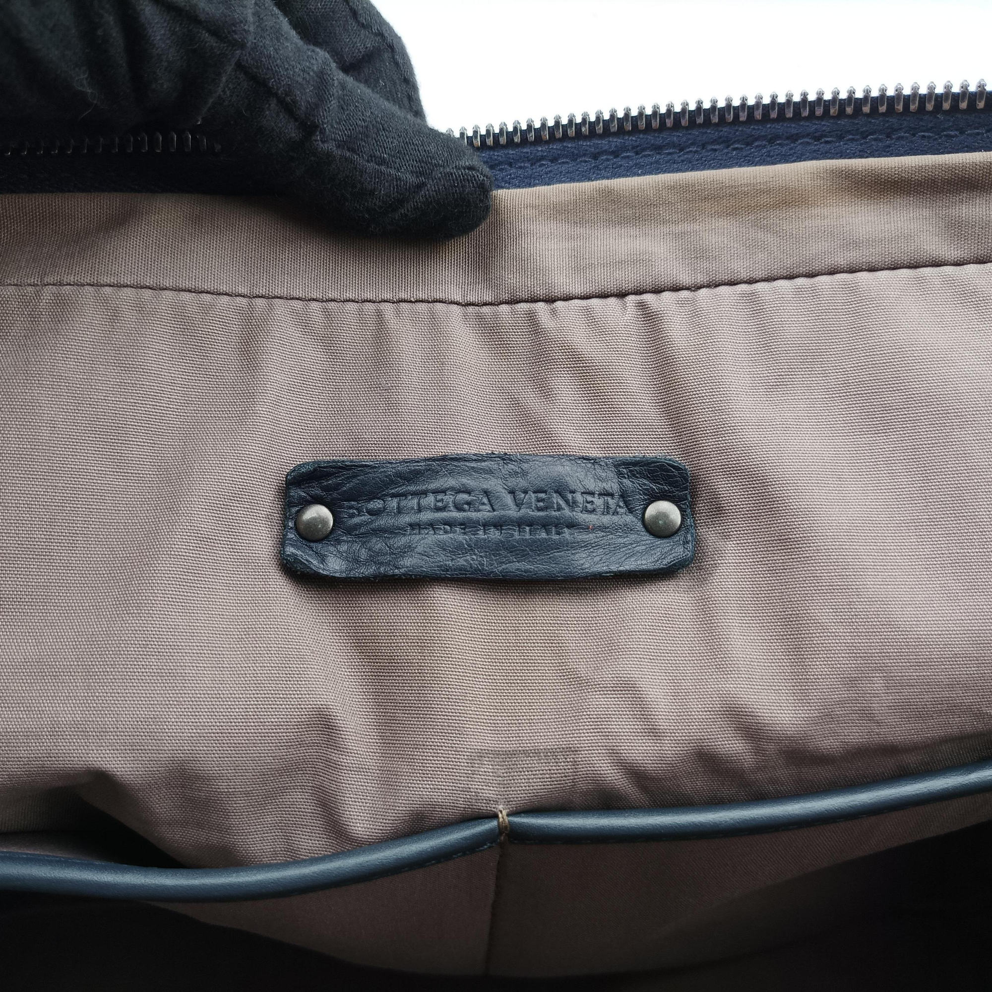 Intrecciato Briefcase Navy lambskin B05100682Rイントレチャート ブリーフケース ネイビー ラムスキン B05100682R