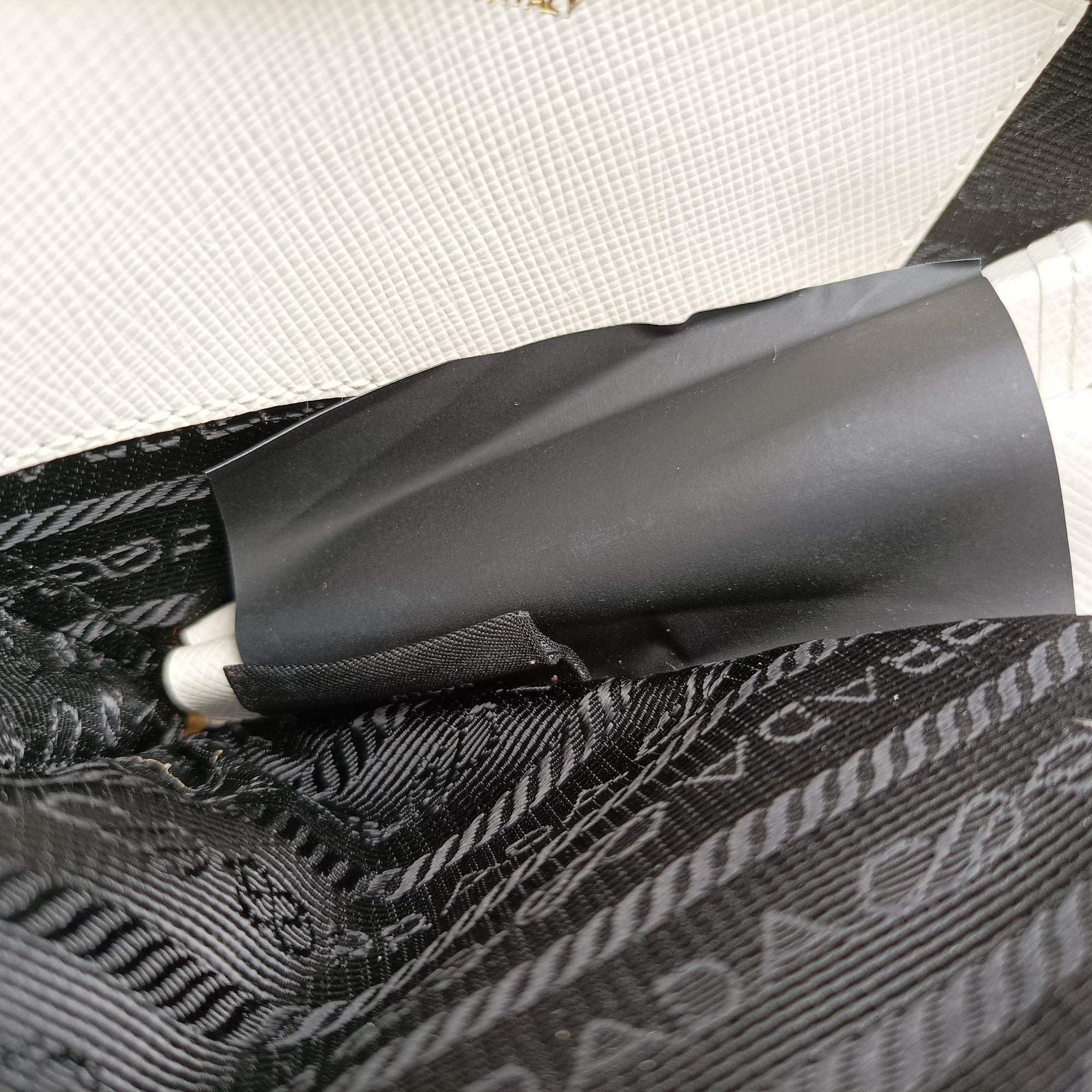 Triangle White Fur×SAFFIANO Leather 1NR015 62トライアングル ホワイト ファー×サフィアーノレザー 1NR015 62