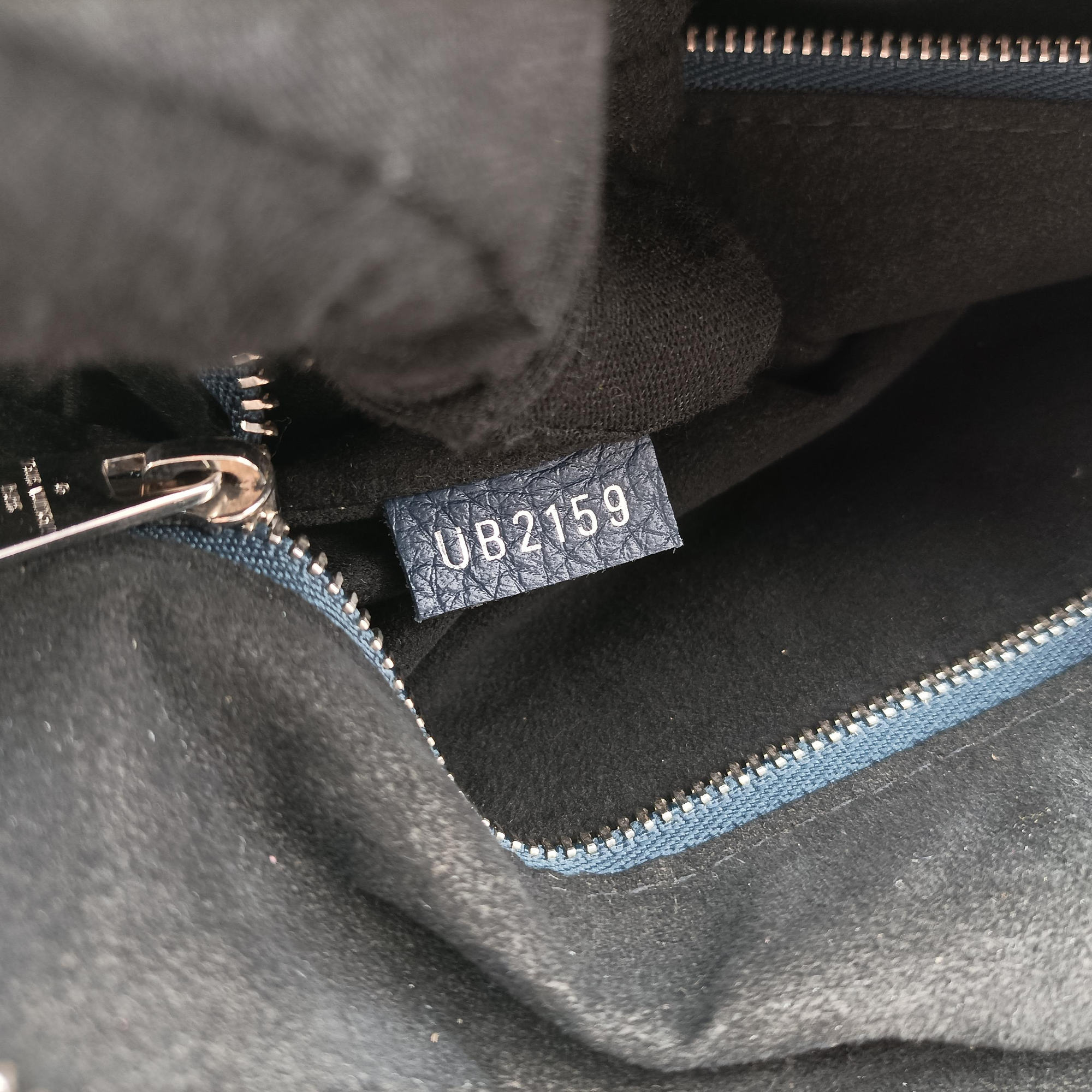 Armand Briefcase MM NAVY Taurillon leather M54380 UB2159アルマンド ブリーフケース MM ネイビー トリヨンレザー M54380 UB2159