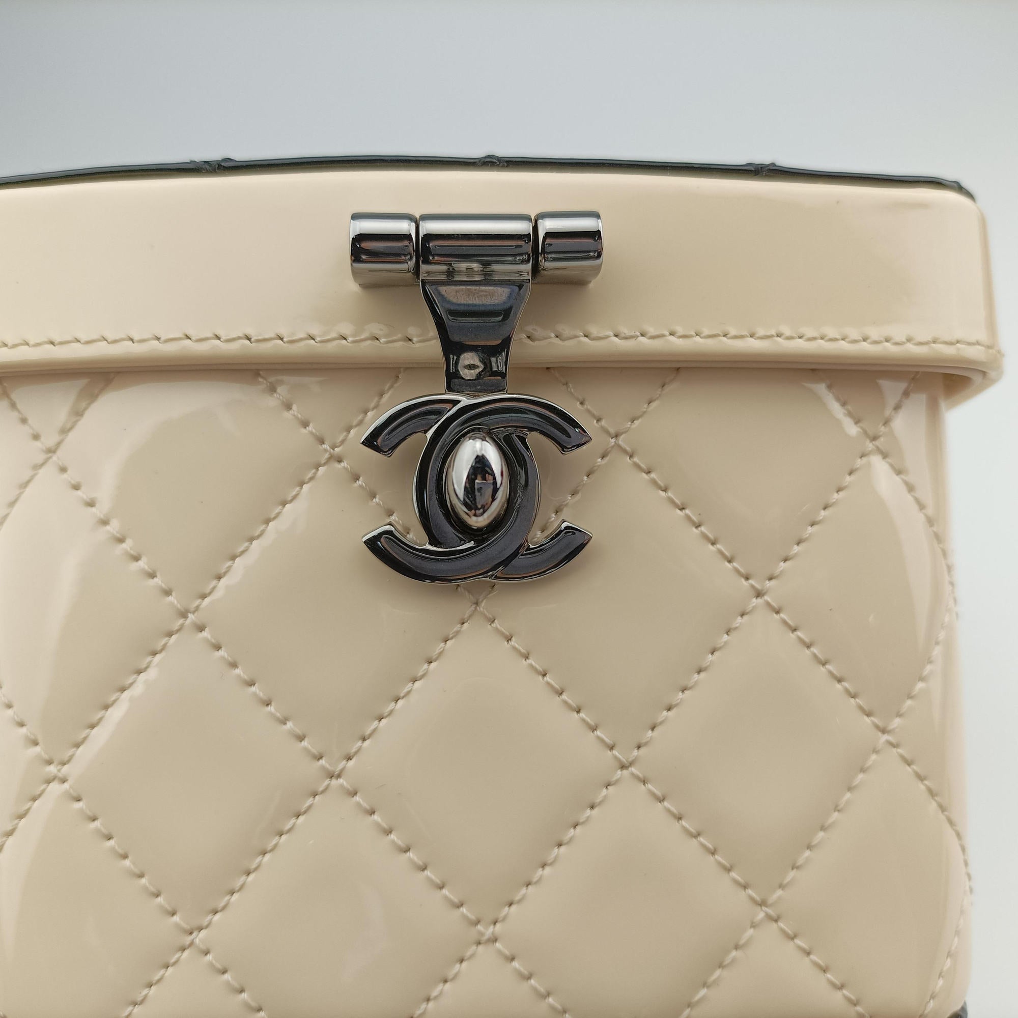 Vanity Matelasse Chain Handle White Patent Leather A91055 22340506バニティ マトラッセ チェーンハンドル ホワイト パテント A91055 22340506