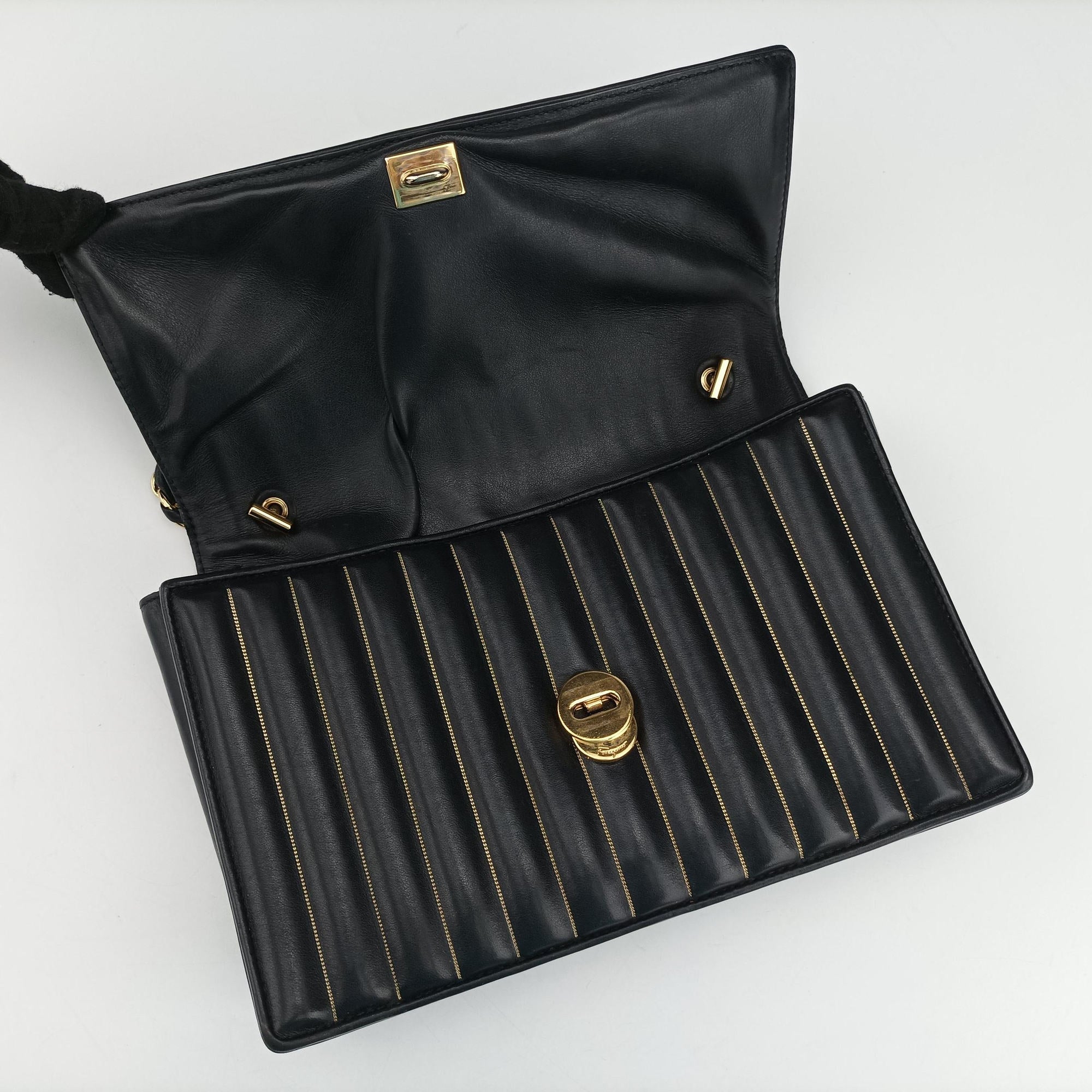 Vara Logo Ribbon Stripe Black Leather AU-21/F164ヴァラ ロゴ リボン ストライプ ブラック レザー AU-21/F164