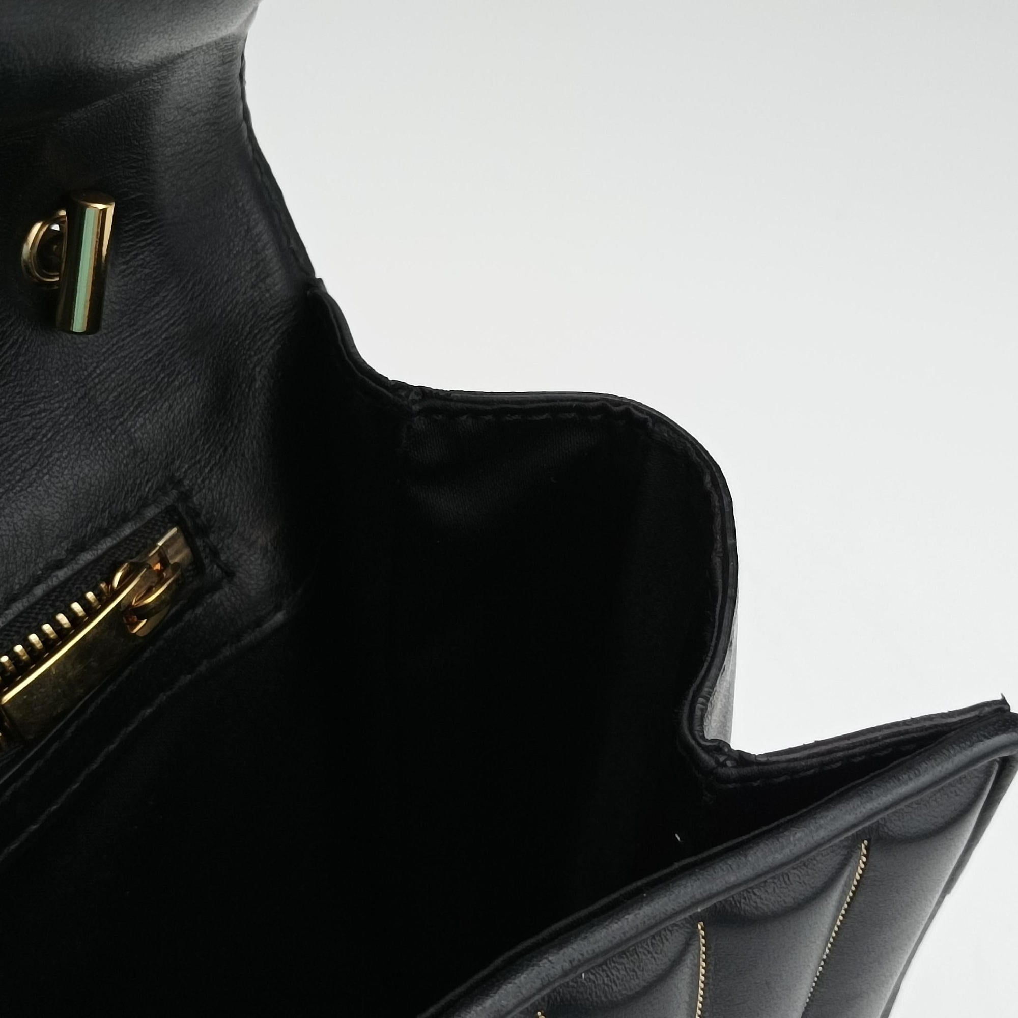 Vara Logo Ribbon Stripe Black Leather AU-21/F164ヴァラ ロゴ リボン ストライプ ブラック レザー AU-21/F164