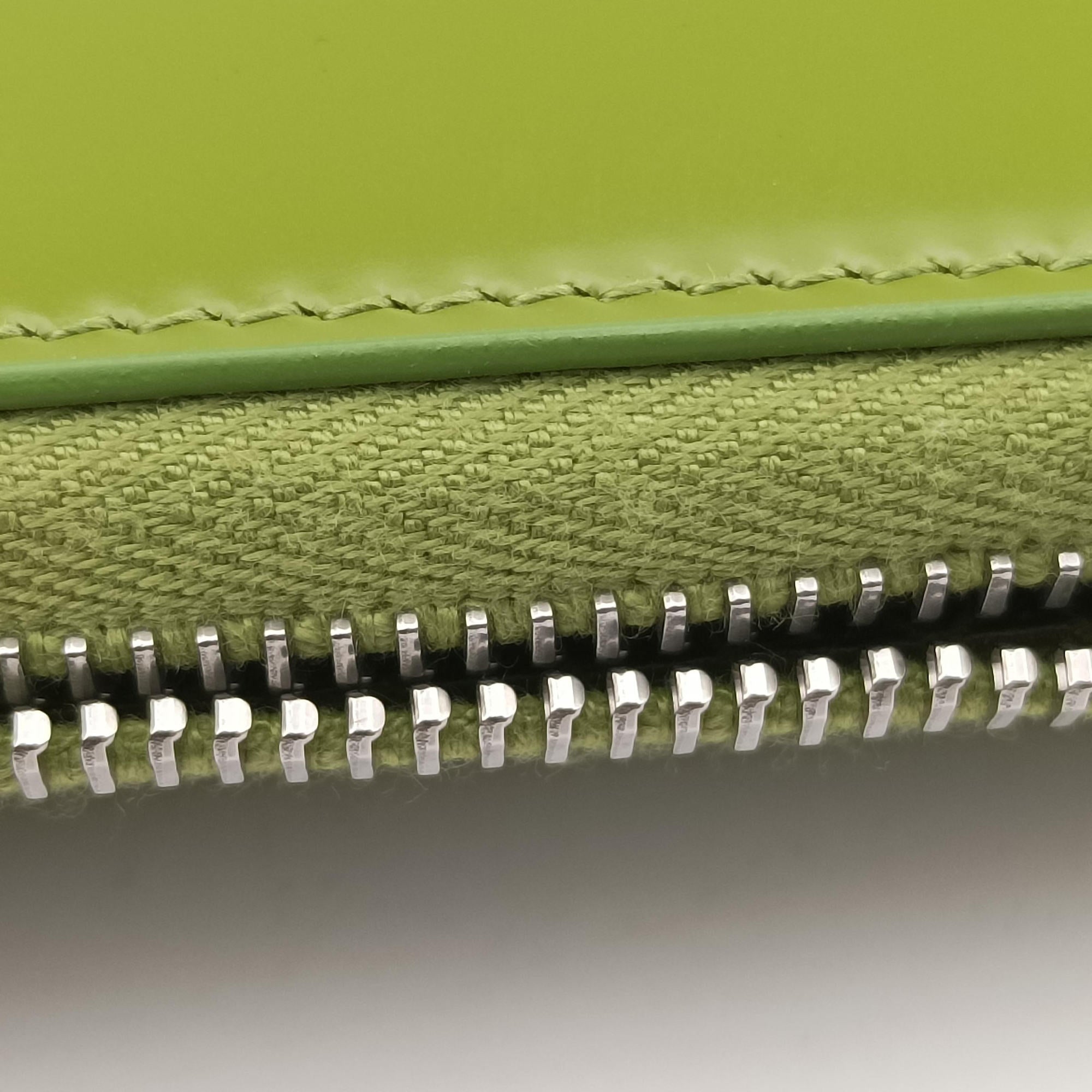 Triangle Logo Plate Green SAFFIANO Leather 1NR015 234トライアングルロゴ グリーン サフィアーノレザー 1NR015 234