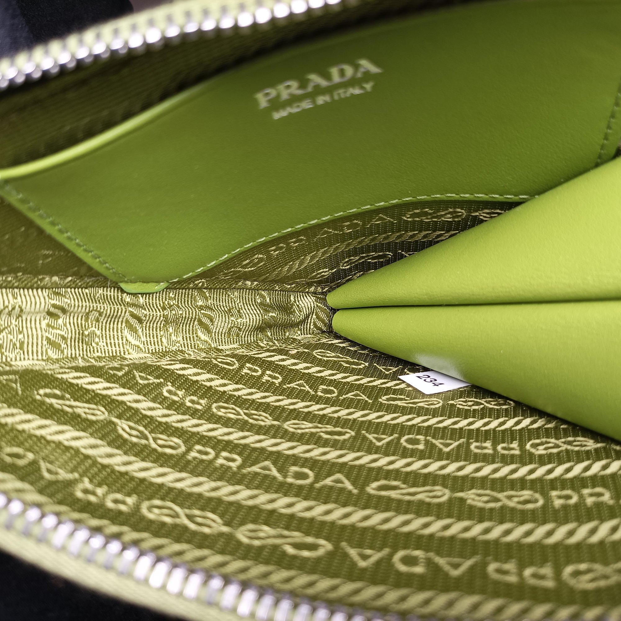 Triangle Logo Plate Green SAFFIANO Leather 1NR015 234トライアングルロゴ グリーン サフィアーノレザー 1NR015 234