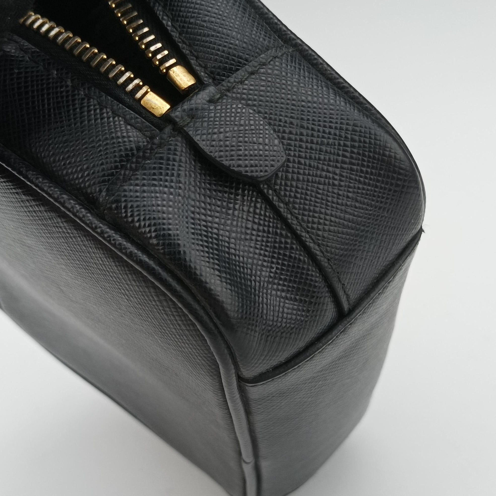 Ribbon Mini Pochette Black SAFFIANO Leather 1NF674 31/Yリボン ミニポシェット ブラック サフィアーノレザー 1NF674 31/Y
