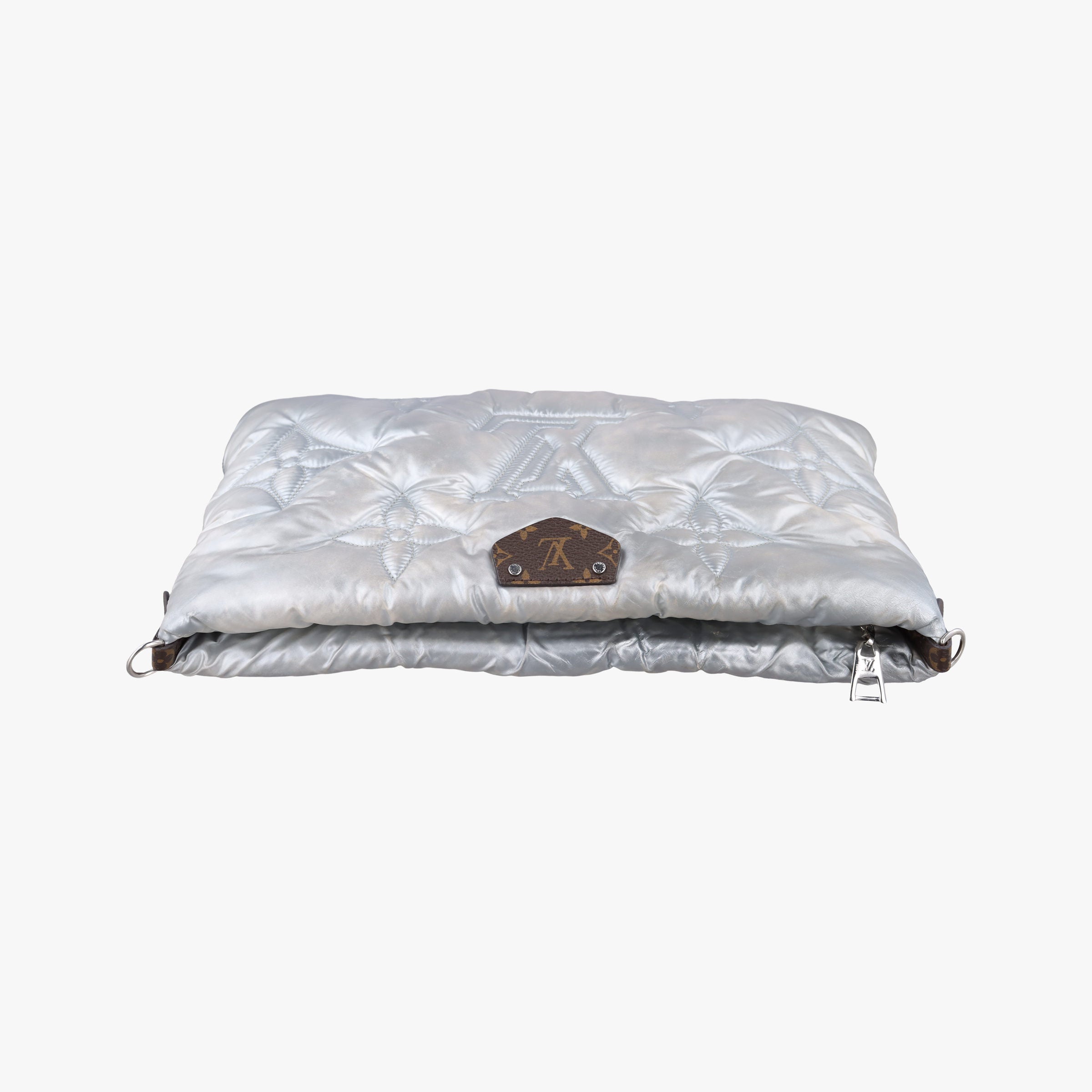 Maxi Multi Pochette Accessoires Silver Recycled metallic nylon M21057 IC Chipマキシ ミュルティ ポシェット アクセソワール シルバー リサイクル メタリック ナイロン M21057 ICチップ