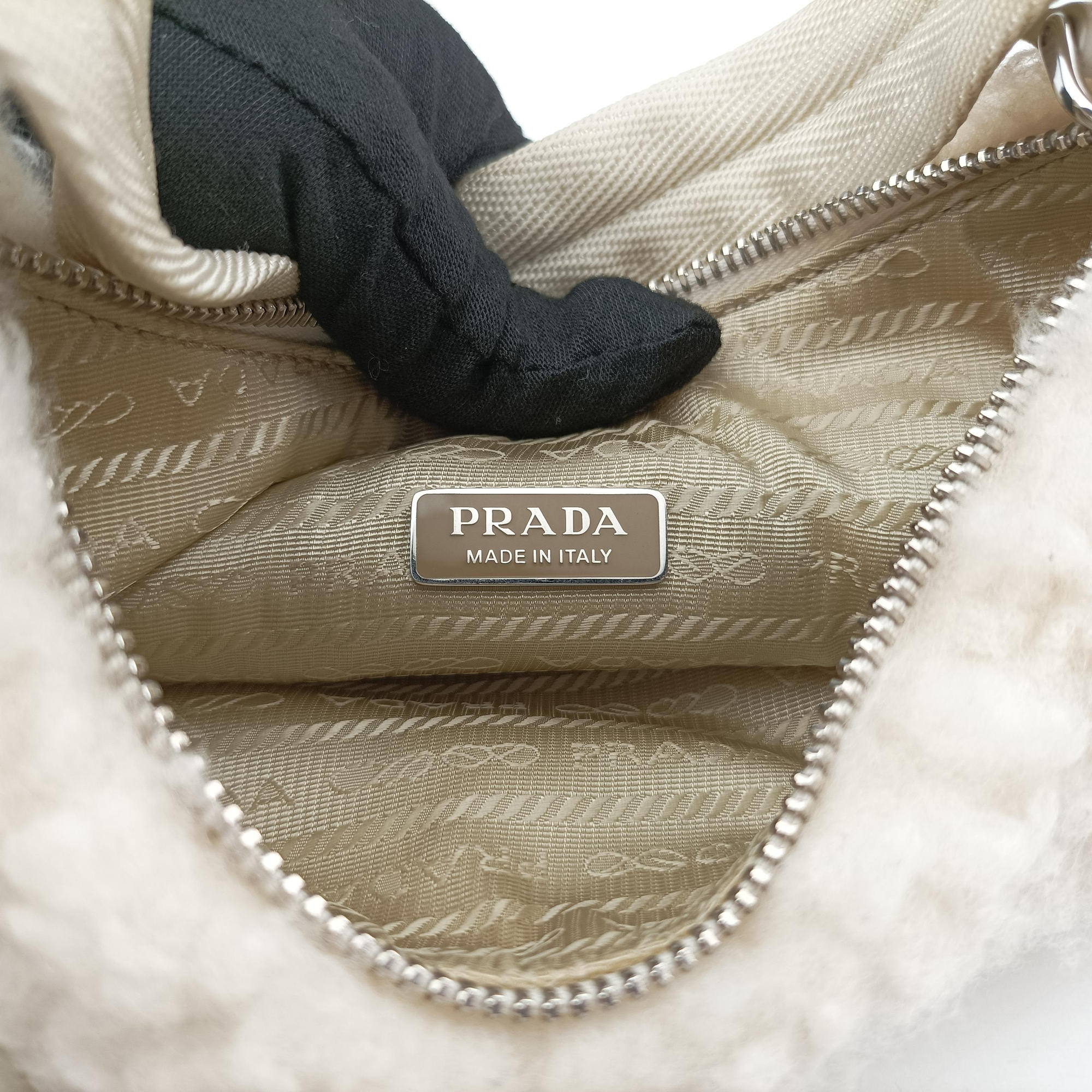 Re-Edition 2000 White Sheep Fur × Nylon Trims 1NE515 31/A3リエディション 2000 ホワイト シープファー × テスート 1NE515 31/A3