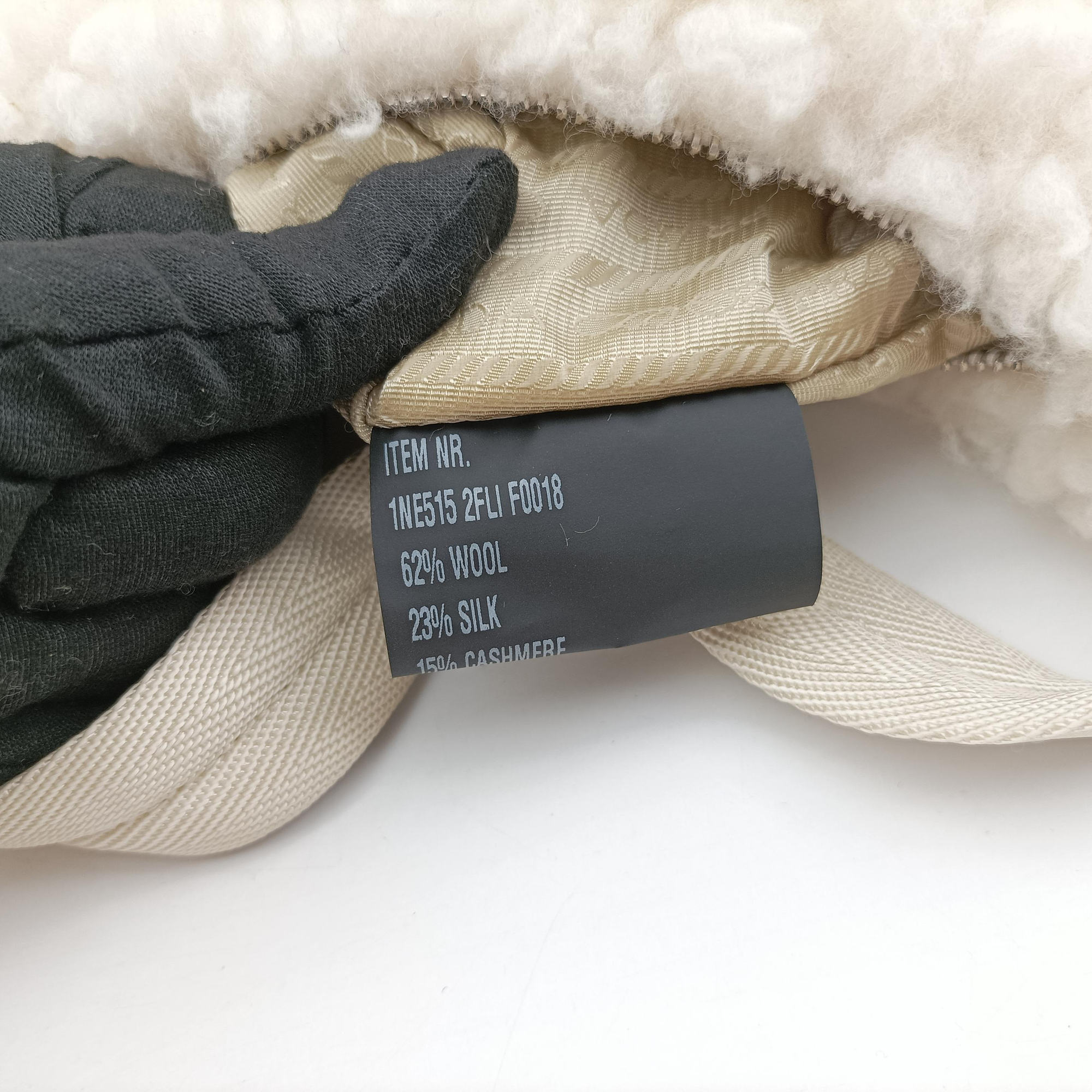 Re-Edition 2000 White Sheep Fur × Nylon Trims 1NE515 31/A3リエディション 2000 ホワイト シープファー × テスート 1NE515 31/A3