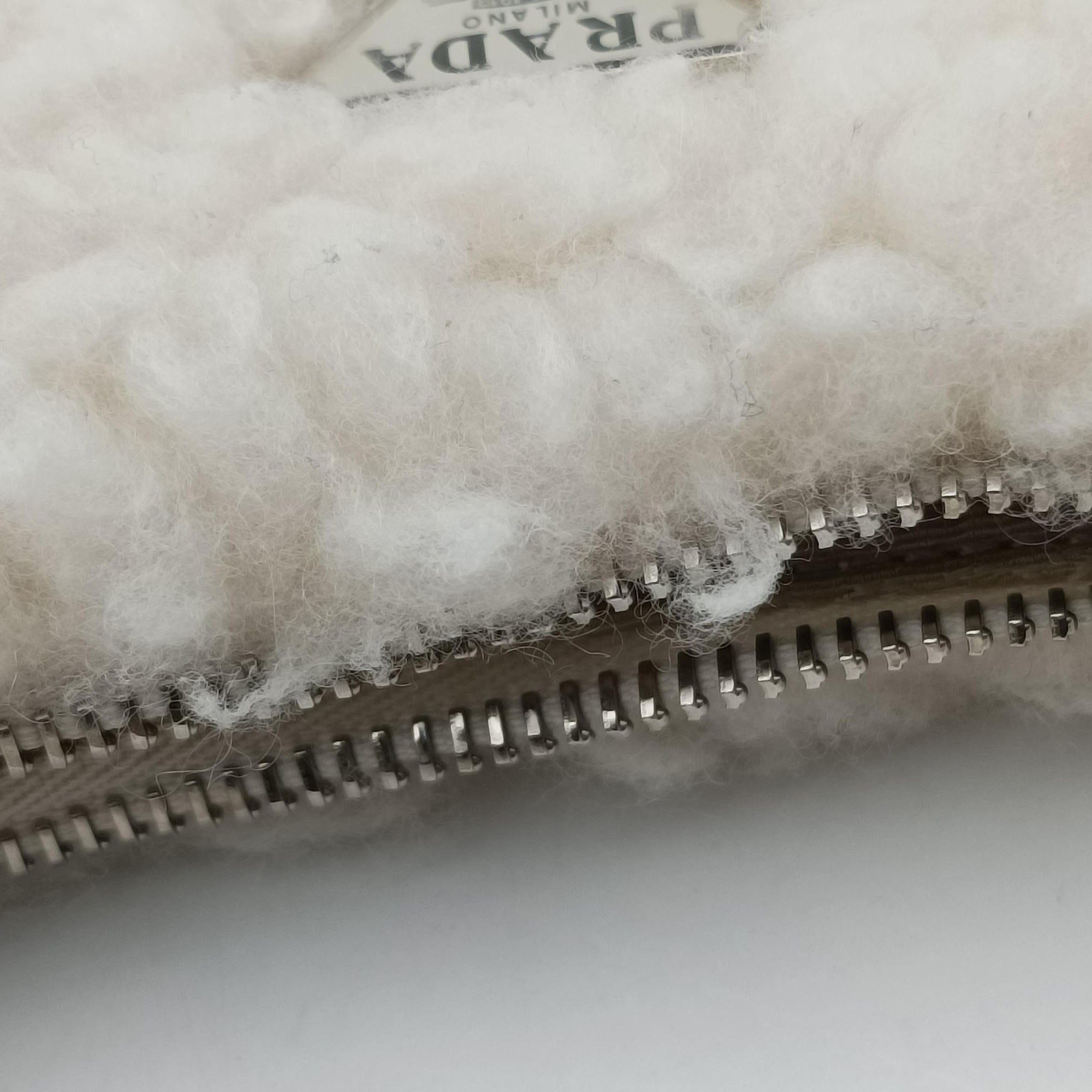Re-Edition 2000 White Sheep Fur × Nylon Trims 1NE515 31/A3リエディション 2000 ホワイト シープファー × テスート 1NE515 31/A3
