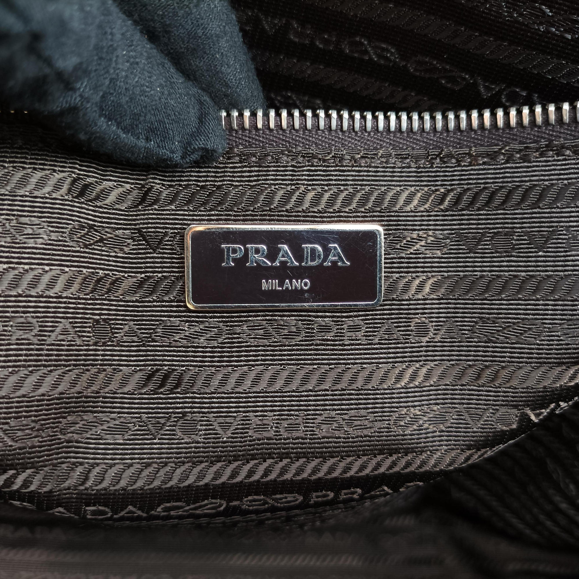 Triangle Logo Plate Grey Saffiano Leather 178589 7 D三角 ロゴ プレート グレー サフィアーノレザー 178589 7 D