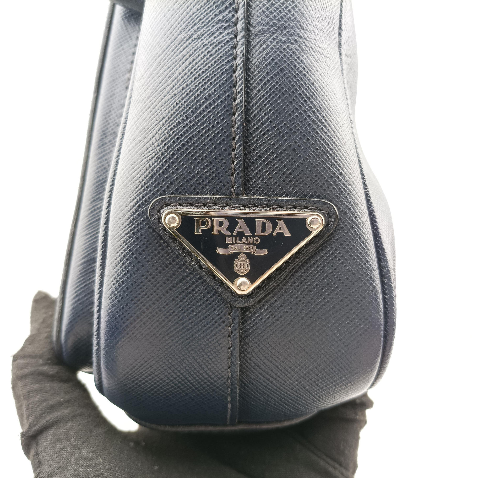 Triangle Logo Plate Navy Saffiano Leather D 7三角 ロゴ プレート ネイビー サフィアーノレザー D 7