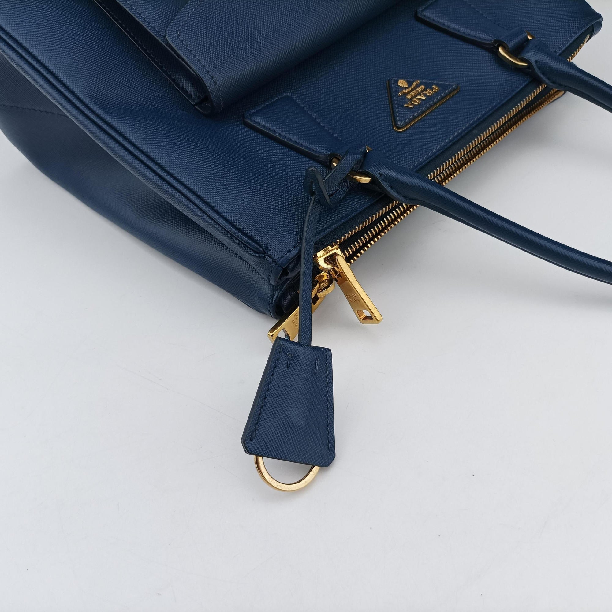 Bi-Color Zip Front Pocket Blue SAFFIANO Leather BN2674 7/Dバイカラー ジップ フロント ポケット ブルー サフィアーノレザー BN2674 7/D