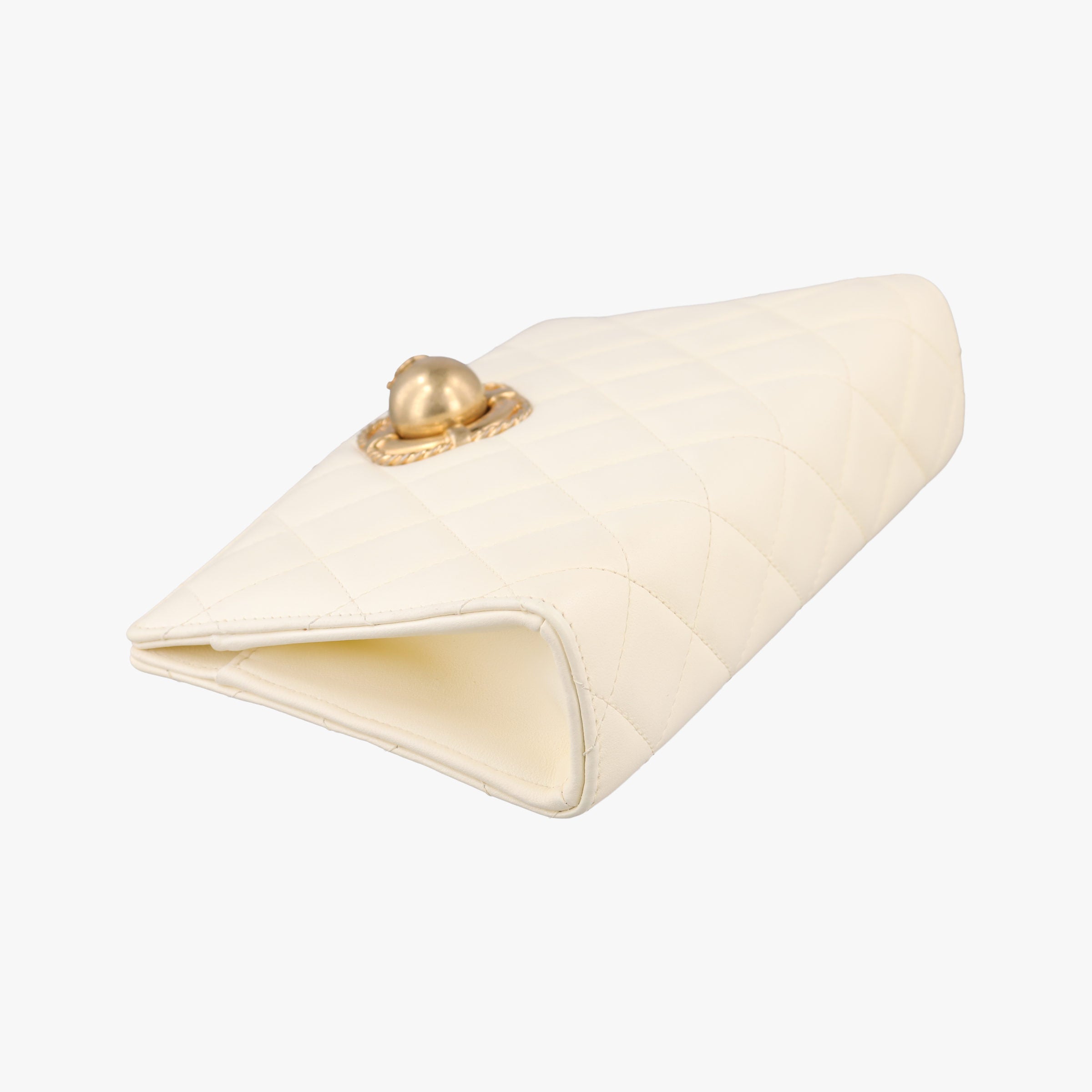 CC Button Timeless Wristlet Clutch Bag White lambskin AS0178 26808198マトラッセ ビジュー大金球 リストレット クラッチ ホワイト ラムスキン AS0178 26808198