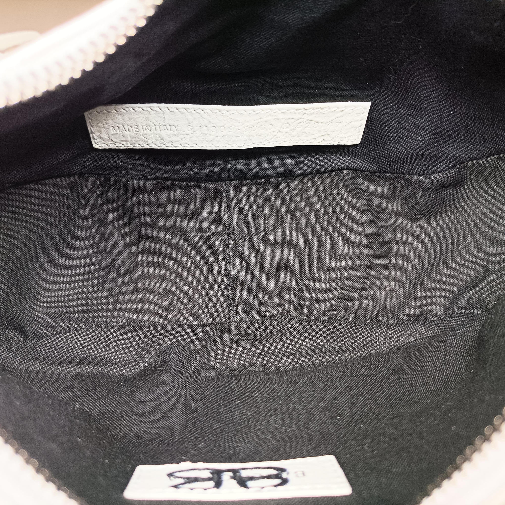 Le Cagole White × Black lambskin 671309.9060.Q.528147ル カゴール ホワイト × ブラック ラムスキン 671309.9060.Q.528147