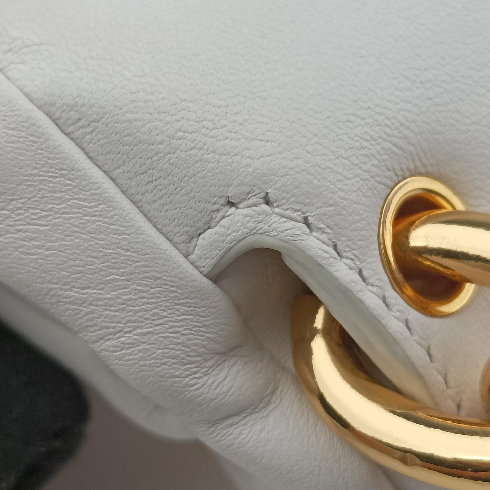 THE Chain Pouch White lambskin P01437586Fザ チェーンポーチ ホワイト ラムスキン P01437586F
