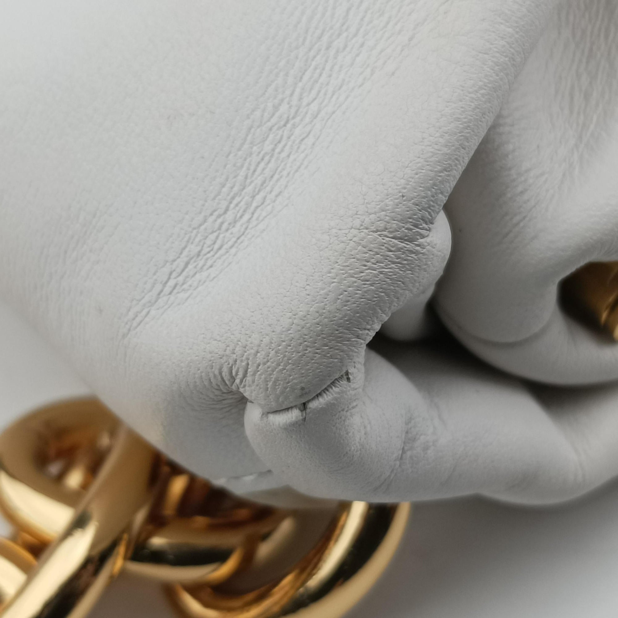 THE Chain Pouch White lambskin P01437586Fザ チェーンポーチ ホワイト ラムスキン P01437586F