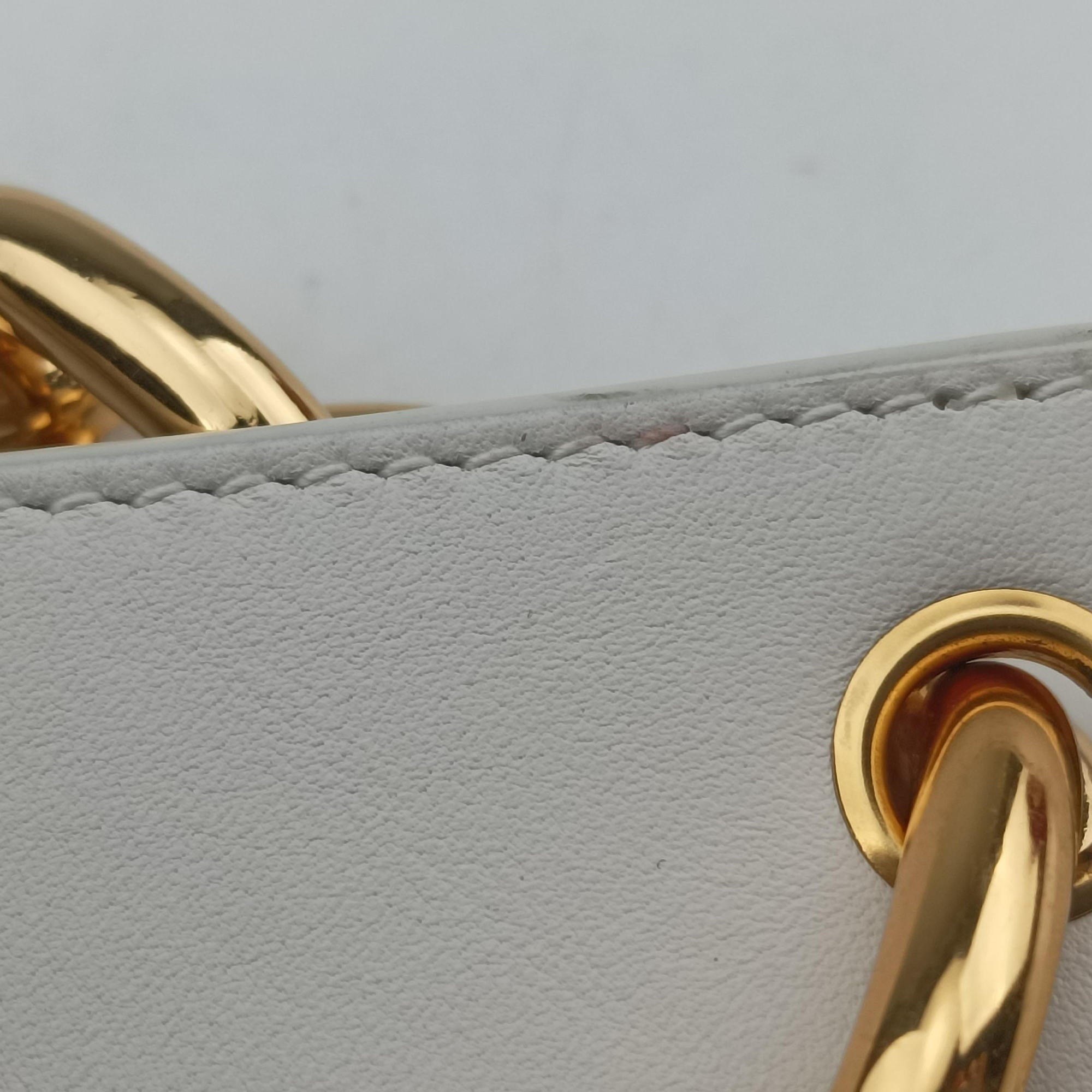 THE Chain Pouch White lambskin P01437586Fザ チェーンポーチ ホワイト ラムスキン P01437586F