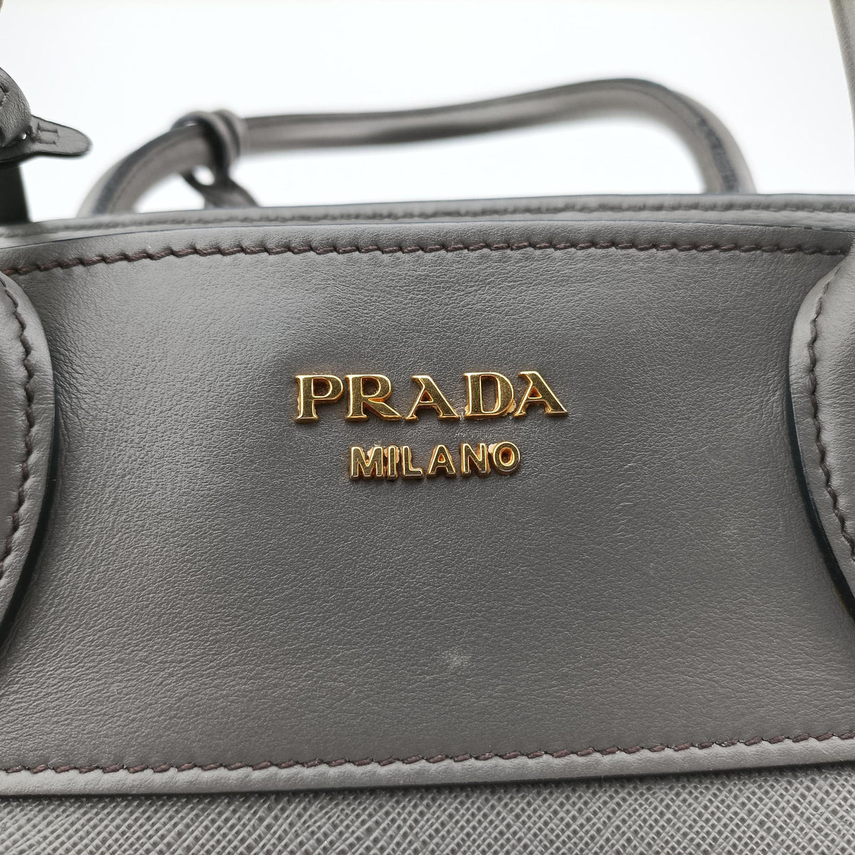 Esplanade Grey SAFFIANO Leather 1BA045 117 Pエスプラナード グレー サフィアーノレザー 1BA045 117 P
