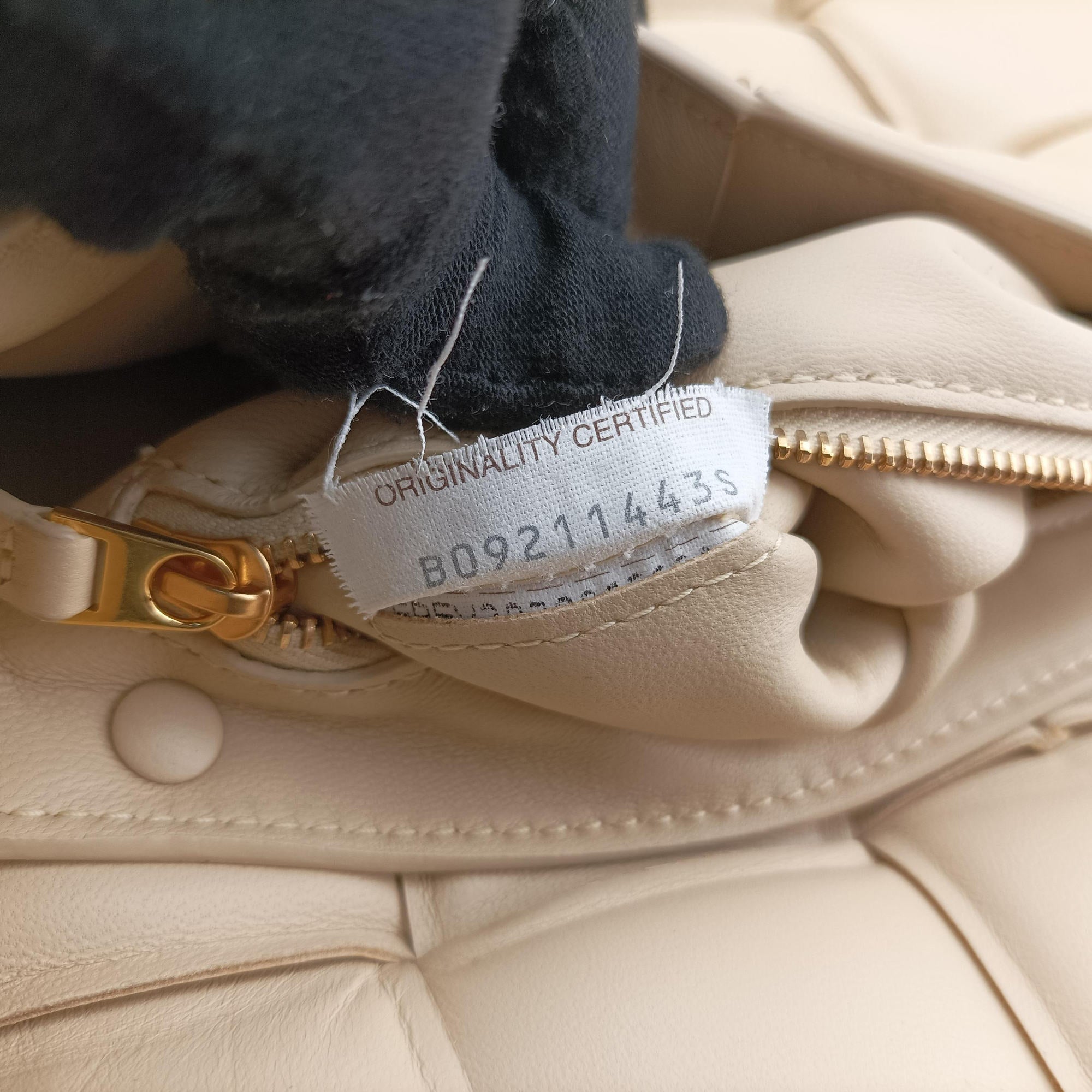 Padded CASSETTE Beige lambskin B09211443Sパデッド カセット ベージュ ラムスキン B09211443S