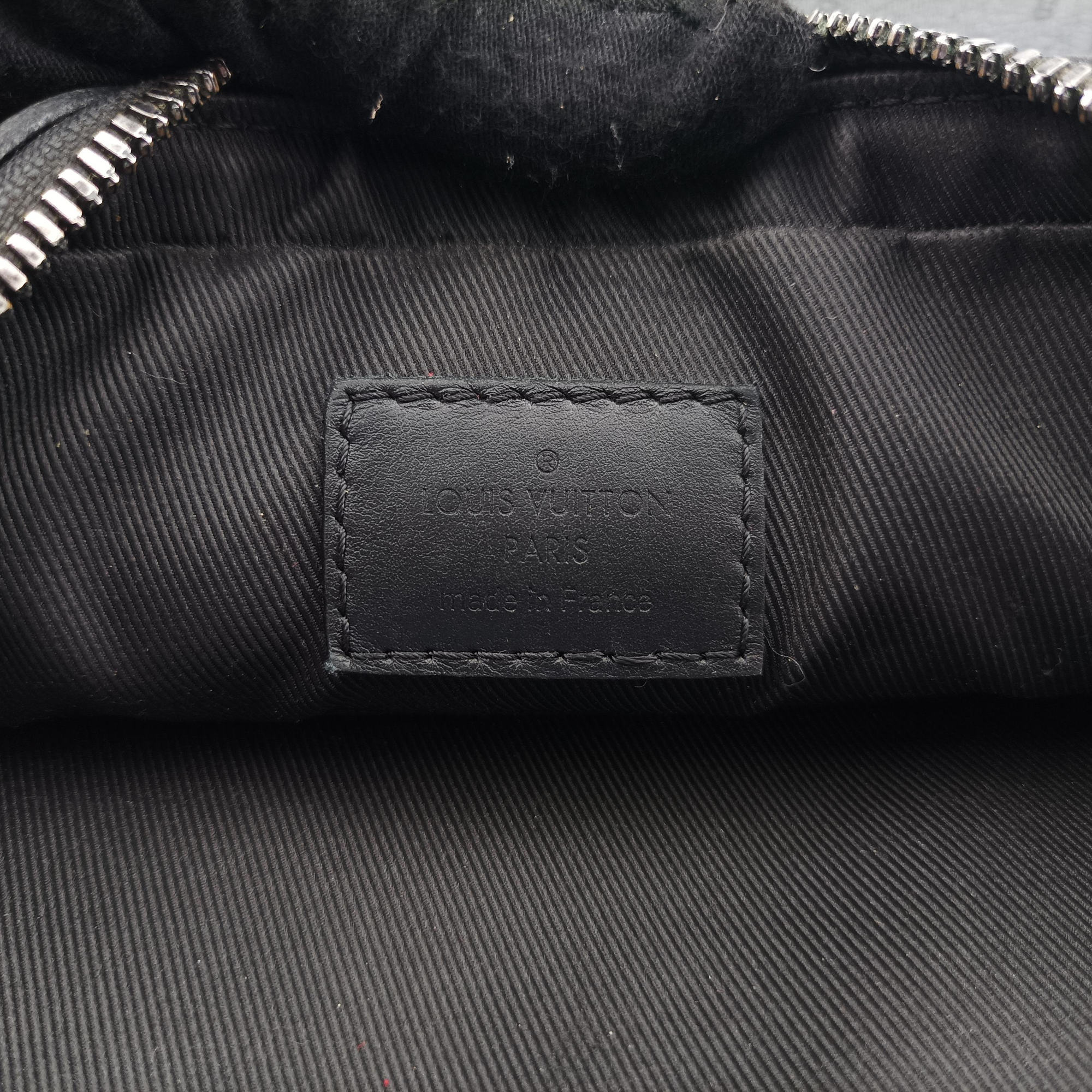 Secondhand Louis Vuitton Duo Messenger Noir Monogram Shadow M69827 shoulderbag | stylenewstar