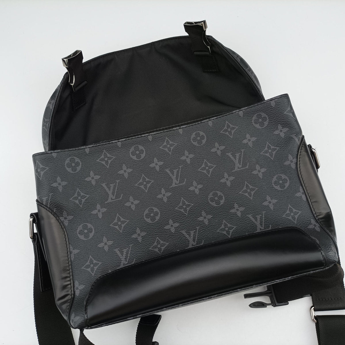 Messenger Voyage PM Noir Monogram Eclipse M40511 FO0261 IC ChipメッセンジャーヴォワヤージュPM ノワール モノグラム エクリプス M40511 FO0261 ICチップ