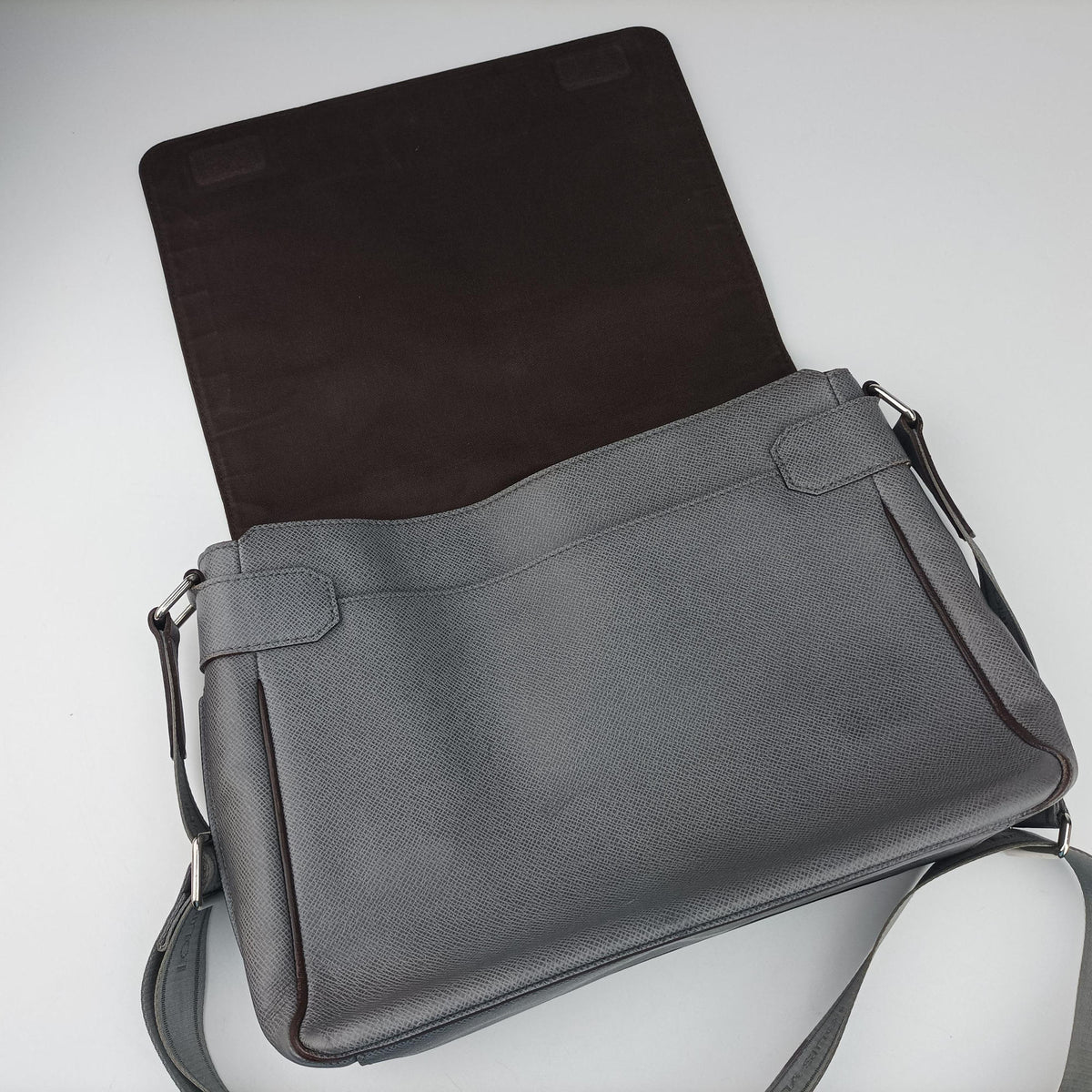 Pre-owned Louis Vuitton Roman MM Gracie Taiga M32623 shoulderbag | stylenewstar