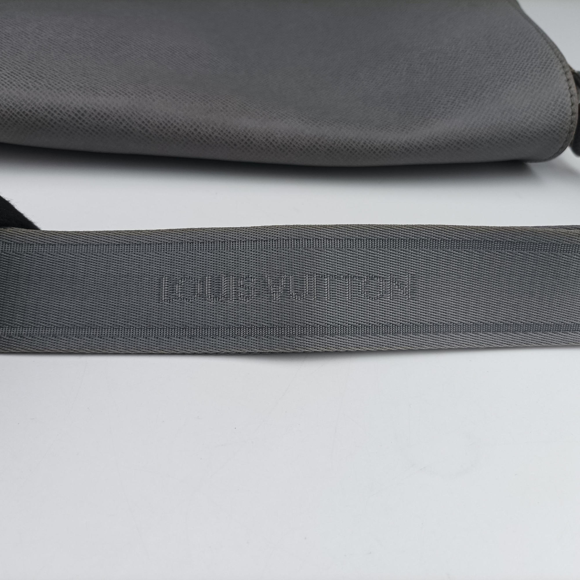 Pre-owned Louis Vuitton Roman MM Gracie Taiga M32623 shoulderbag | stylenewstar