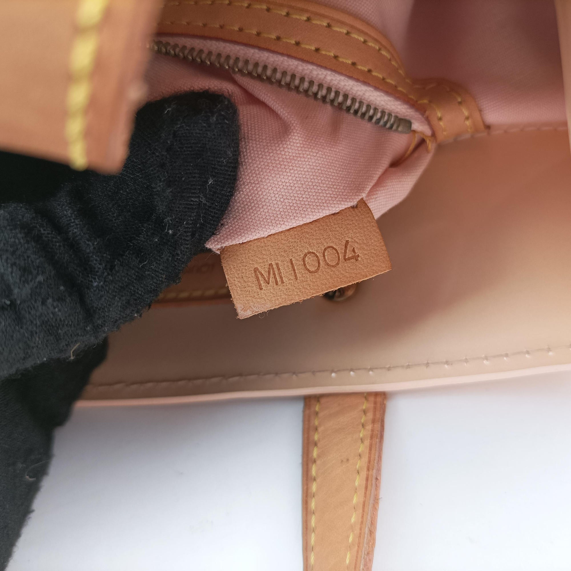 Secondhand Louis Vuitton Reade PM Beige Vernis M91144 handbag | stylenewstar