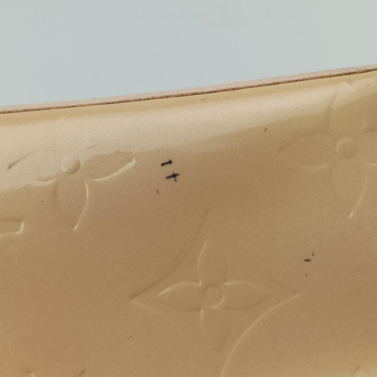 Secondhand Louis Vuitton Reade PM Beige Vernis M91144 handbag | stylenewstar