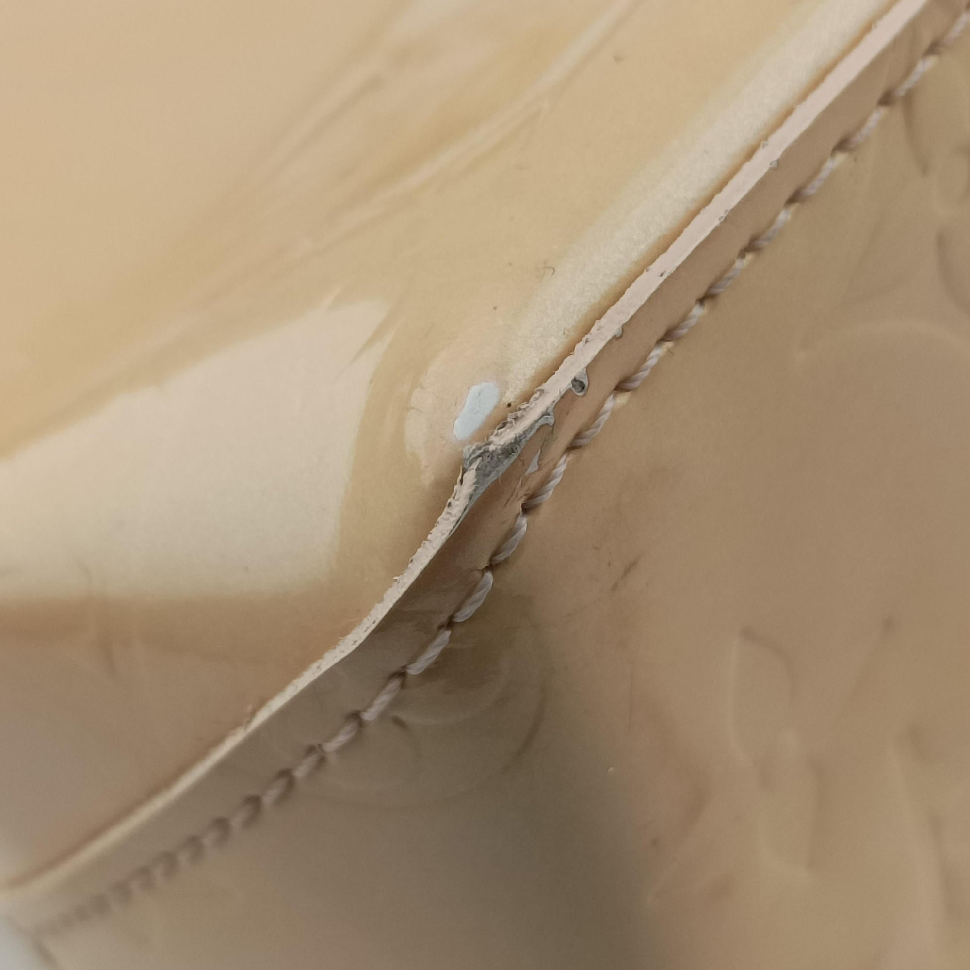 Secondhand Louis Vuitton Reade PM Beige Vernis M91144 handbag | stylenewstar