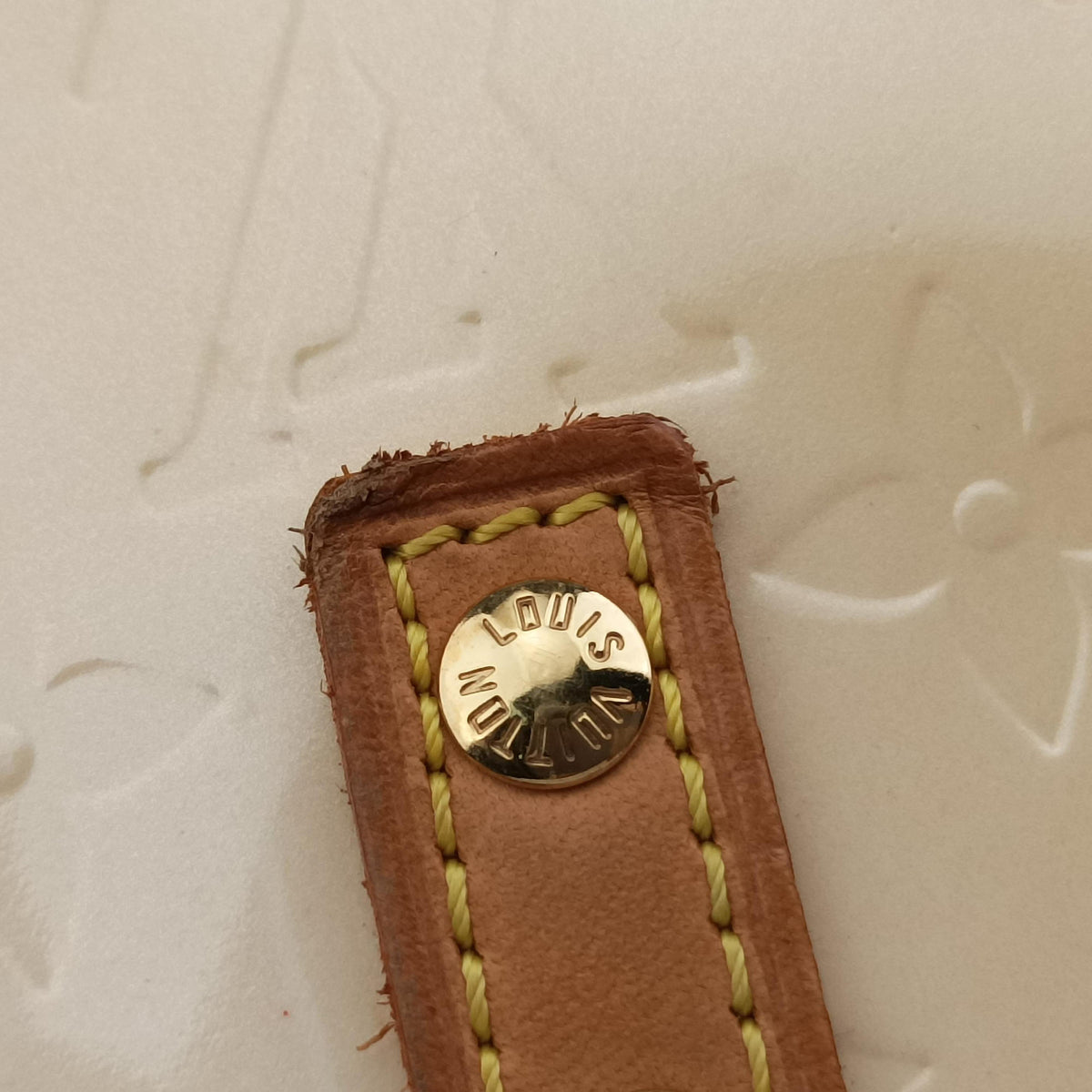 Secondhand Louis Vuitton Reade PM Beige Vernis M91144 handbag | stylenewstar
