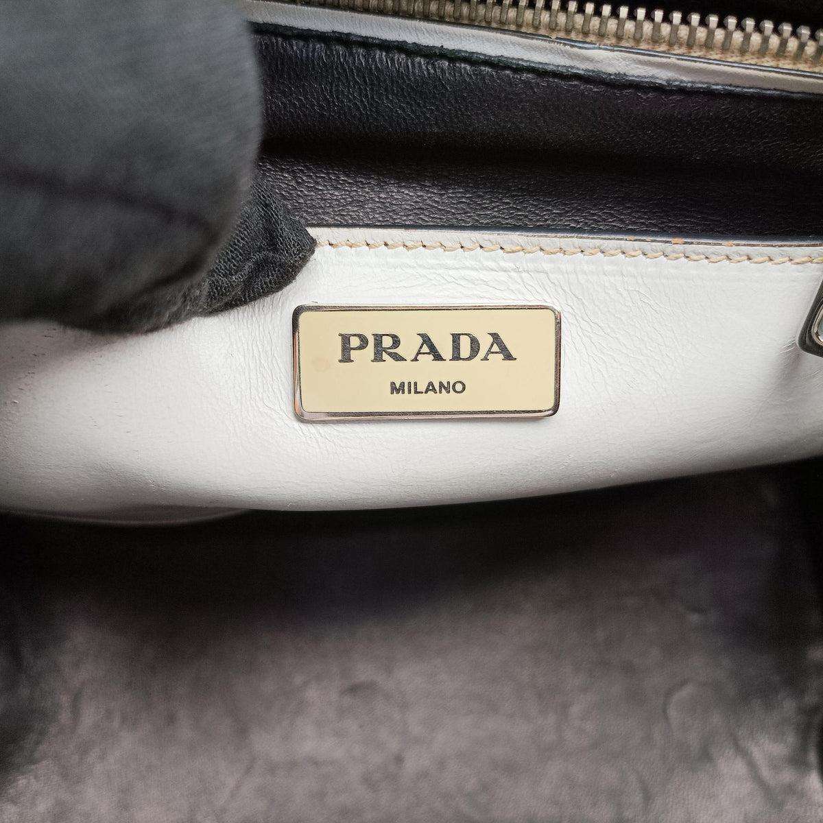 Pre-owned Prada Vitello Vintage Studded Sound White Leather shoulderbag | stylenewstar
