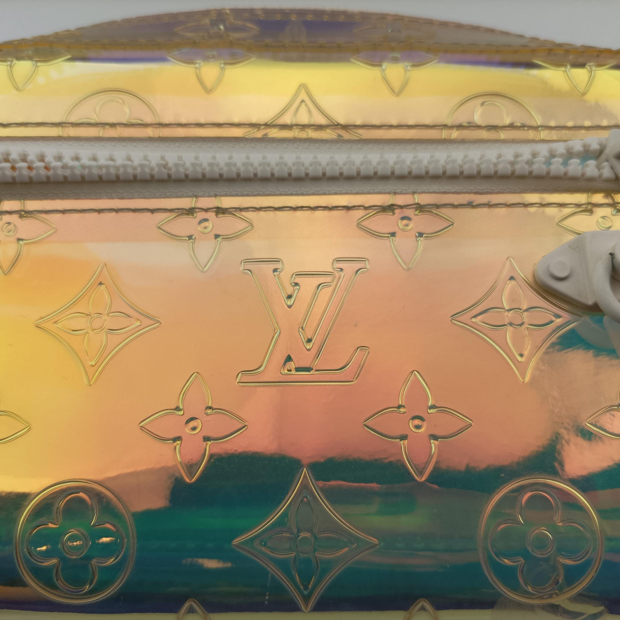 Pre-owned Louis Vuitton Pochette Volga prism pvc vinyl M55261 clutchbag | stylenewstar