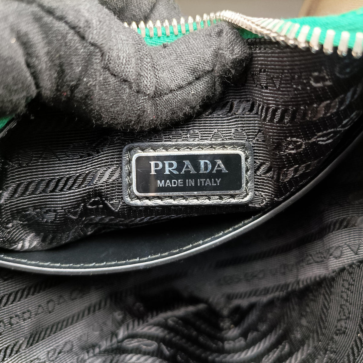 Triangle Logo Plate Green SAFFIANO Leather 2VH155 56 2トライアングル ロゴ プレート グリーン サフィアーノレザー 2VH155 56 2