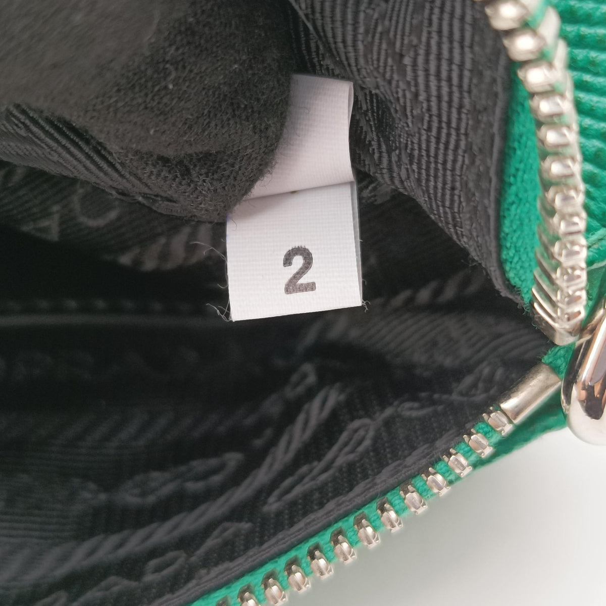 Triangle Logo Plate Green SAFFIANO Leather 2VH155 56 2トライアングル ロゴ プレート グリーン サフィアーノレザー 2VH155 56 2