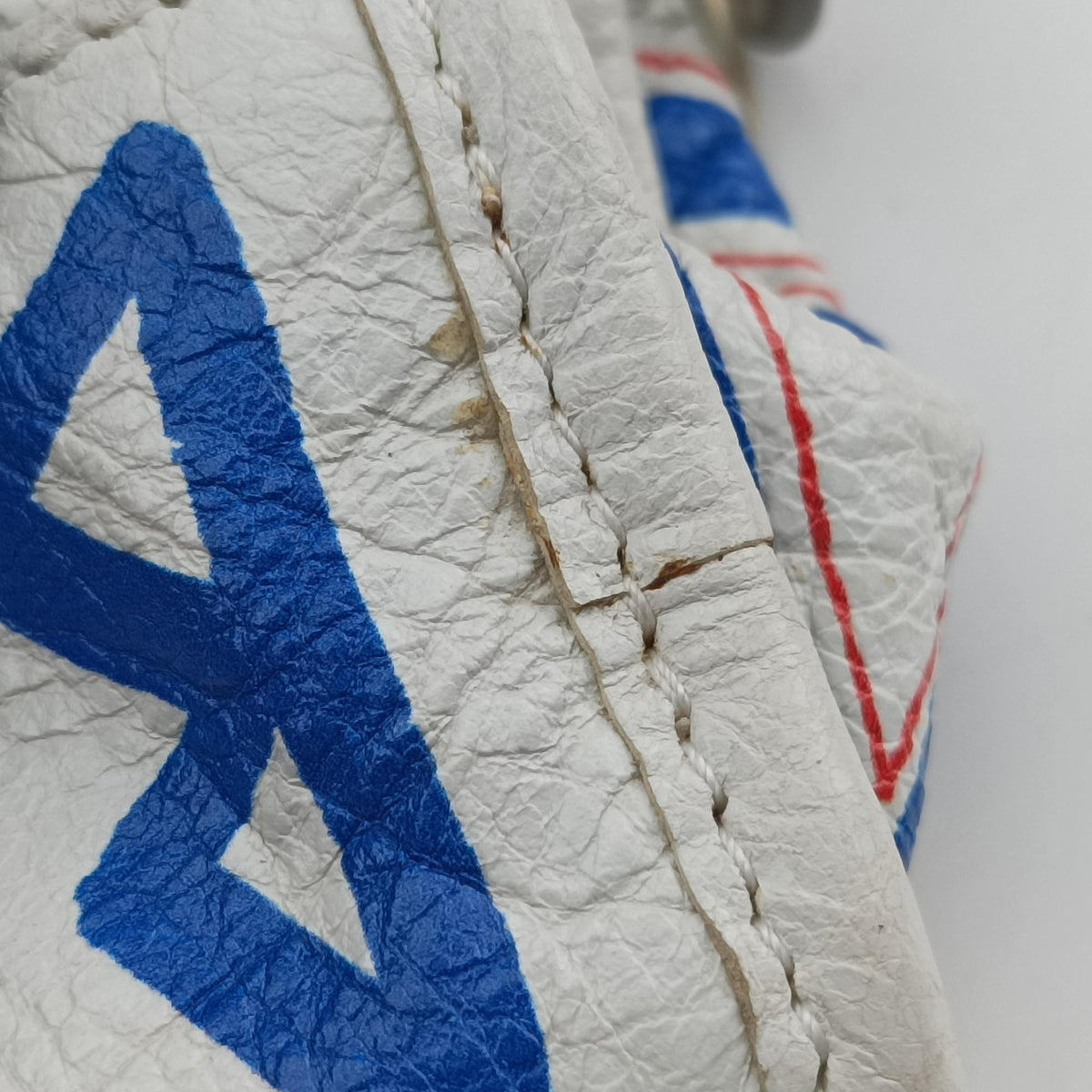 Classic Mini City Graffiti White×Multicolor Arena Lambskin 300295 300295.9060.Y.528147クラシック ミニ シティ グラフィティ ホワイト×マルチカラー アリーナ ラムスキン 300295 300295.9060.Y.528147