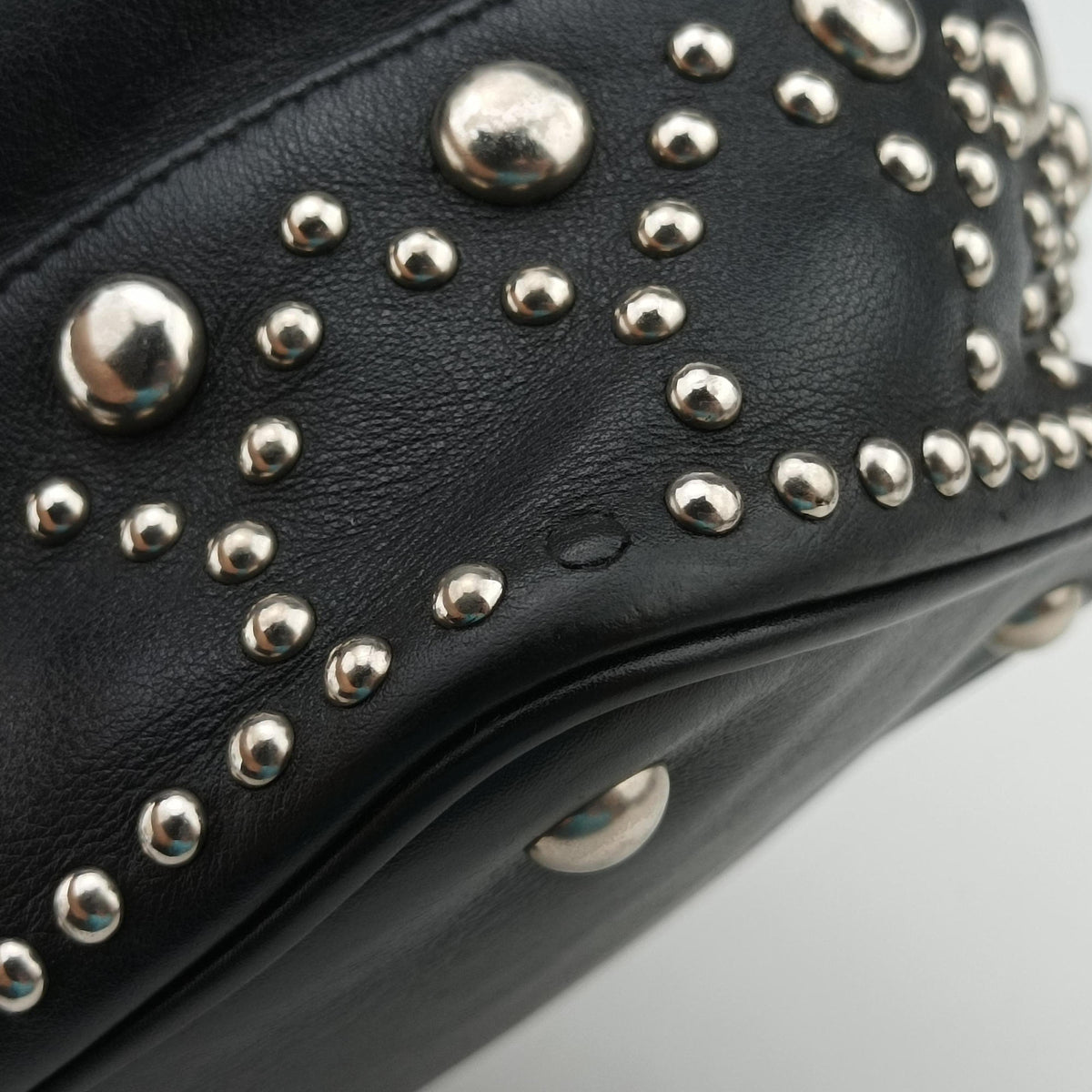 Y Studded Bucket Black Leather 454072 VLR454072.1116Y スタッズバケツ ブラック レザー 454072 VLR454072.1116