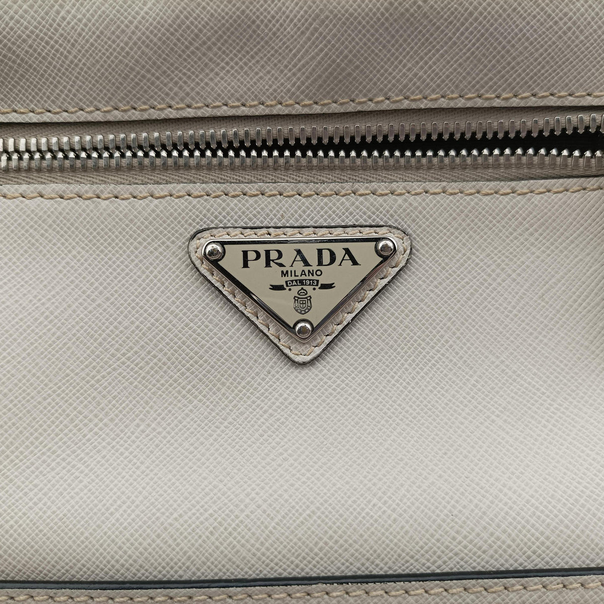 Triangle Logo White Saffiano Leather 2VL012 56 8トライアングル ロゴ ホワイト サフィアーノレザー 2VL012 56 8