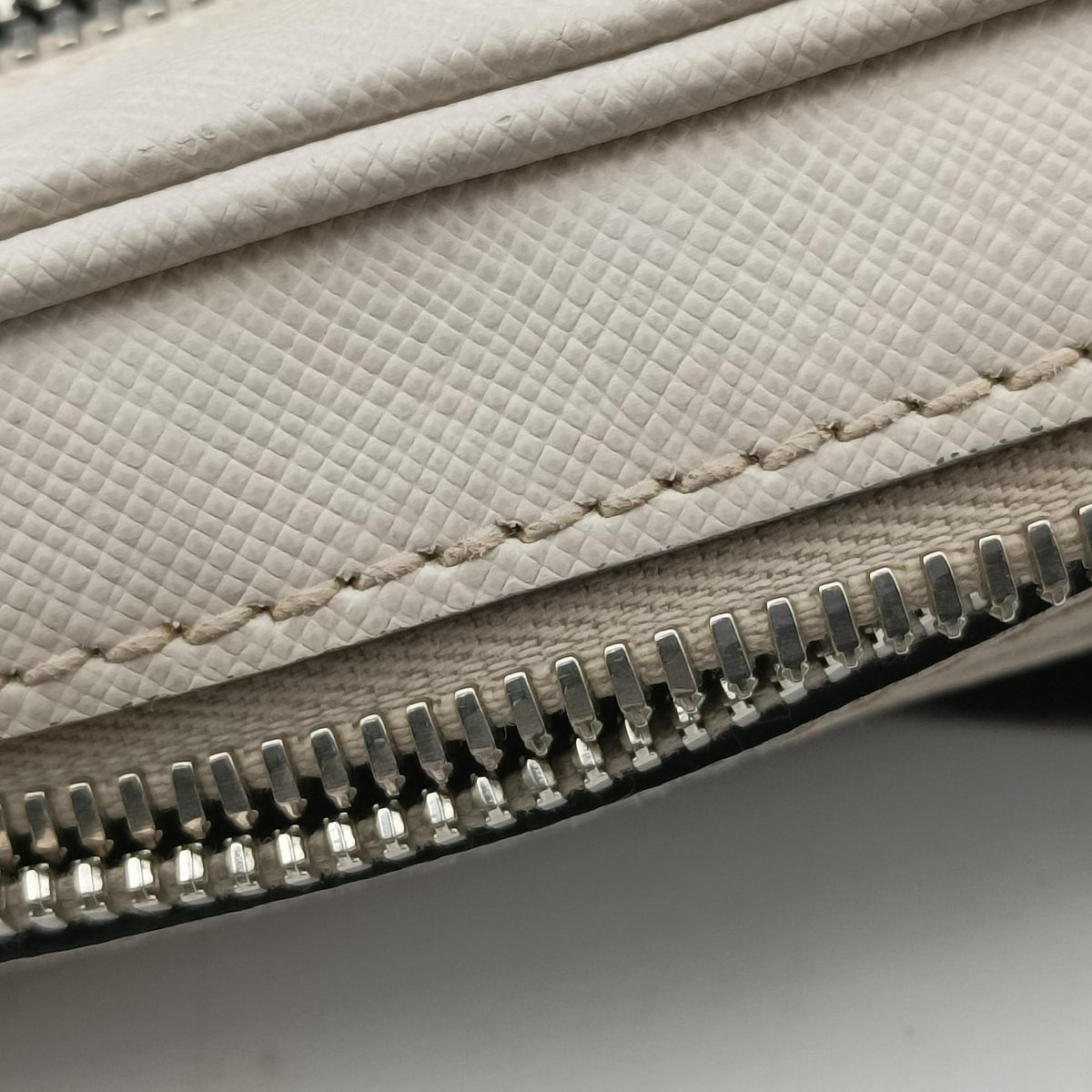 Triangle Logo White Saffiano Leather 2VL012 56 8トライアングル ロゴ ホワイト サフィアーノレザー 2VL012 56 8